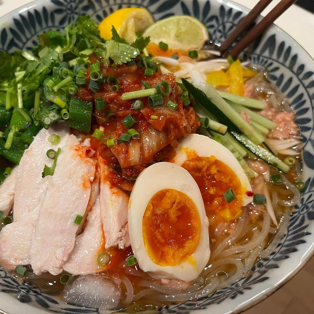 小鳥遊しほさんのインスタグラム写真 - (小鳥遊しほInstagram)「この夏の #小鳥飯 冷たい麺コレクション👨‍🍳何枚目が食べたいですか？😋❤️  1・2枚目は今日作った新作🥢 クリーミーな胡麻ダレと甘辛な肉味噌のコラボ。 更に麻辣と柑橘の酸味が効いた冷やし担々麺  3枚目 半生鶏ハム・ツナ・煮卵・ブロッコリーの乗ったパワー冷やし中華。たんぱく質40g。笑 レモンスイチリ🍋  4枚目 夏はコレだね さっぱり梅しそ冷麺🍉  5枚目 鶏肉味噌と卵の親子担々麺🐓  6枚目 海鮮出汁の冷麺 ボイルしたアサリと海老がプリプリン🦐  7枚目 ツナとろろのサラダうどん 薬味たっぷり栄養もたっぷり 自家製の大根の皮漬けがポリポリうまい😋  8枚目 パクチーonのエスニック冷麺 汁全体にツナが混ざってる&ナンプラー系🍜  9枚目 あれ？さっきと同じ？ 茗荷多めの梅しそ冷麺！笑 そう、夏はマジでこれ食べまくりです☀️  10枚目 極太春雨のヤムウンセン風 海鮮も野菜もパクチーもたっぷり！🇹🇭 ヤムウンセンは本来あったかめで出てくるけどこれは冷やし〜 麺とおかずの間ですな🥦🌶️  #麺 #麺活 #冷やし麺 #冷やし中華 #冷麺 #麺レシピ #冷たい麺 #麺スタグラム #麺類 #冷やしラーメン #ラーメン #エスニック料理 #中華料理 #和食 #盛岡冷麺 #自炊 #小鳥飯 #料理」8月13日 14時46分 - shihotakanashi