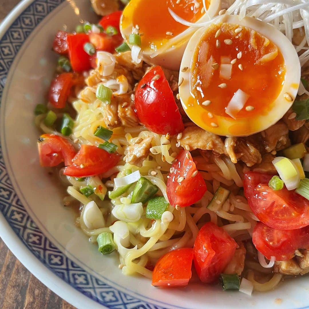 小鳥遊しほさんのインスタグラム写真 - (小鳥遊しほInstagram)「この夏の #小鳥飯 冷たい麺コレクション👨‍🍳何枚目が食べたいですか？😋❤️  1・2枚目は今日作った新作🥢 クリーミーな胡麻ダレと甘辛な肉味噌のコラボ。 更に麻辣と柑橘の酸味が効いた冷やし担々麺  3枚目 半生鶏ハム・ツナ・煮卵・ブロッコリーの乗ったパワー冷やし中華。たんぱく質40g。笑 レモンスイチリ🍋  4枚目 夏はコレだね さっぱり梅しそ冷麺🍉  5枚目 鶏肉味噌と卵の親子担々麺🐓  6枚目 海鮮出汁の冷麺 ボイルしたアサリと海老がプリプリン🦐  7枚目 ツナとろろのサラダうどん 薬味たっぷり栄養もたっぷり 自家製の大根の皮漬けがポリポリうまい😋  8枚目 パクチーonのエスニック冷麺 汁全体にツナが混ざってる&ナンプラー系🍜  9枚目 あれ？さっきと同じ？ 茗荷多めの梅しそ冷麺！笑 そう、夏はマジでこれ食べまくりです☀️  10枚目 極太春雨のヤムウンセン風 海鮮も野菜もパクチーもたっぷり！🇹🇭 ヤムウンセンは本来あったかめで出てくるけどこれは冷やし〜 麺とおかずの間ですな🥦🌶️  #麺 #麺活 #冷やし麺 #冷やし中華 #冷麺 #麺レシピ #冷たい麺 #麺スタグラム #麺類 #冷やしラーメン #ラーメン #エスニック料理 #中華料理 #和食 #盛岡冷麺 #自炊 #小鳥飯 #料理」8月13日 14時46分 - shihotakanashi