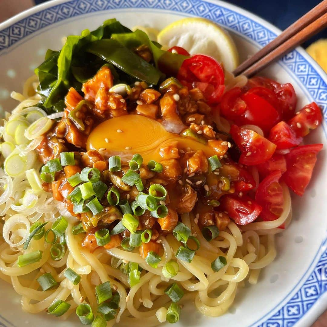 小鳥遊しほさんのインスタグラム写真 - (小鳥遊しほInstagram)「この夏の #小鳥飯 冷たい麺コレクション👨‍🍳何枚目が食べたいですか？😋❤️  1・2枚目は今日作った新作🥢 クリーミーな胡麻ダレと甘辛な肉味噌のコラボ。 更に麻辣と柑橘の酸味が効いた冷やし担々麺  3枚目 半生鶏ハム・ツナ・煮卵・ブロッコリーの乗ったパワー冷やし中華。たんぱく質40g。笑 レモンスイチリ🍋  4枚目 夏はコレだね さっぱり梅しそ冷麺🍉  5枚目 鶏肉味噌と卵の親子担々麺🐓  6枚目 海鮮出汁の冷麺 ボイルしたアサリと海老がプリプリン🦐  7枚目 ツナとろろのサラダうどん 薬味たっぷり栄養もたっぷり 自家製の大根の皮漬けがポリポリうまい😋  8枚目 パクチーonのエスニック冷麺 汁全体にツナが混ざってる&ナンプラー系🍜  9枚目 あれ？さっきと同じ？ 茗荷多めの梅しそ冷麺！笑 そう、夏はマジでこれ食べまくりです☀️  10枚目 極太春雨のヤムウンセン風 海鮮も野菜もパクチーもたっぷり！🇹🇭 ヤムウンセンは本来あったかめで出てくるけどこれは冷やし〜 麺とおかずの間ですな🥦🌶️  #麺 #麺活 #冷やし麺 #冷やし中華 #冷麺 #麺レシピ #冷たい麺 #麺スタグラム #麺類 #冷やしラーメン #ラーメン #エスニック料理 #中華料理 #和食 #盛岡冷麺 #自炊 #小鳥飯 #料理」8月13日 14時46分 - shihotakanashi