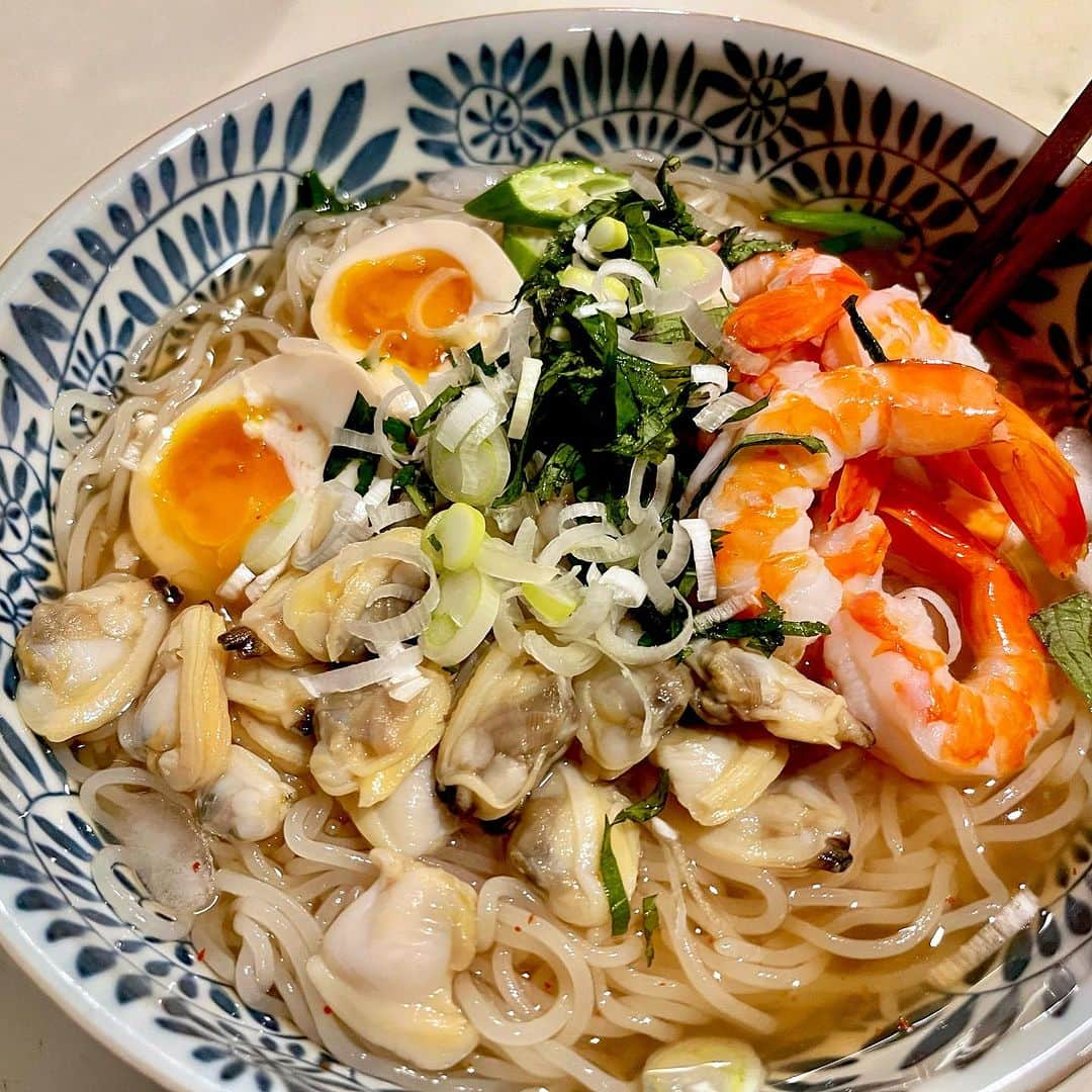 小鳥遊しほさんのインスタグラム写真 - (小鳥遊しほInstagram)「この夏の #小鳥飯 冷たい麺コレクション👨‍🍳何枚目が食べたいですか？😋❤️  1・2枚目は今日作った新作🥢 クリーミーな胡麻ダレと甘辛な肉味噌のコラボ。 更に麻辣と柑橘の酸味が効いた冷やし担々麺  3枚目 半生鶏ハム・ツナ・煮卵・ブロッコリーの乗ったパワー冷やし中華。たんぱく質40g。笑 レモンスイチリ🍋  4枚目 夏はコレだね さっぱり梅しそ冷麺🍉  5枚目 鶏肉味噌と卵の親子担々麺🐓  6枚目 海鮮出汁の冷麺 ボイルしたアサリと海老がプリプリン🦐  7枚目 ツナとろろのサラダうどん 薬味たっぷり栄養もたっぷり 自家製の大根の皮漬けがポリポリうまい😋  8枚目 パクチーonのエスニック冷麺 汁全体にツナが混ざってる&ナンプラー系🍜  9枚目 あれ？さっきと同じ？ 茗荷多めの梅しそ冷麺！笑 そう、夏はマジでこれ食べまくりです☀️  10枚目 極太春雨のヤムウンセン風 海鮮も野菜もパクチーもたっぷり！🇹🇭 ヤムウンセンは本来あったかめで出てくるけどこれは冷やし〜 麺とおかずの間ですな🥦🌶️  #麺 #麺活 #冷やし麺 #冷やし中華 #冷麺 #麺レシピ #冷たい麺 #麺スタグラム #麺類 #冷やしラーメン #ラーメン #エスニック料理 #中華料理 #和食 #盛岡冷麺 #自炊 #小鳥飯 #料理」8月13日 14時46分 - shihotakanashi