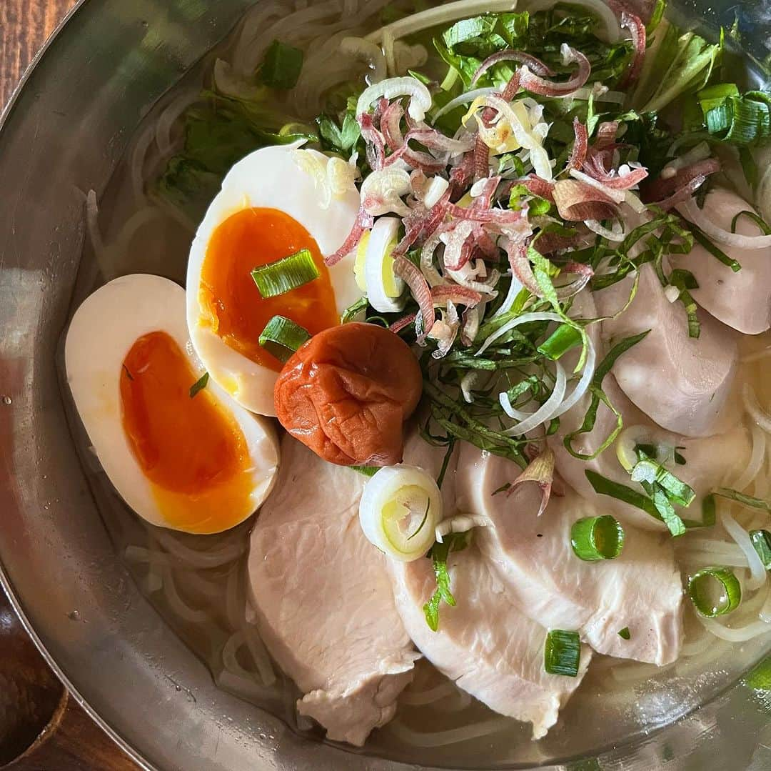 小鳥遊しほさんのインスタグラム写真 - (小鳥遊しほInstagram)「この夏の #小鳥飯 冷たい麺コレクション👨‍🍳何枚目が食べたいですか？😋❤️  1・2枚目は今日作った新作🥢 クリーミーな胡麻ダレと甘辛な肉味噌のコラボ。 更に麻辣と柑橘の酸味が効いた冷やし担々麺  3枚目 半生鶏ハム・ツナ・煮卵・ブロッコリーの乗ったパワー冷やし中華。たんぱく質40g。笑 レモンスイチリ🍋  4枚目 夏はコレだね さっぱり梅しそ冷麺🍉  5枚目 鶏肉味噌と卵の親子担々麺🐓  6枚目 海鮮出汁の冷麺 ボイルしたアサリと海老がプリプリン🦐  7枚目 ツナとろろのサラダうどん 薬味たっぷり栄養もたっぷり 自家製の大根の皮漬けがポリポリうまい😋  8枚目 パクチーonのエスニック冷麺 汁全体にツナが混ざってる&ナンプラー系🍜  9枚目 あれ？さっきと同じ？ 茗荷多めの梅しそ冷麺！笑 そう、夏はマジでこれ食べまくりです☀️  10枚目 極太春雨のヤムウンセン風 海鮮も野菜もパクチーもたっぷり！🇹🇭 ヤムウンセンは本来あったかめで出てくるけどこれは冷やし〜 麺とおかずの間ですな🥦🌶️  #麺 #麺活 #冷やし麺 #冷やし中華 #冷麺 #麺レシピ #冷たい麺 #麺スタグラム #麺類 #冷やしラーメン #ラーメン #エスニック料理 #中華料理 #和食 #盛岡冷麺 #自炊 #小鳥飯 #料理」8月13日 14時46分 - shihotakanashi