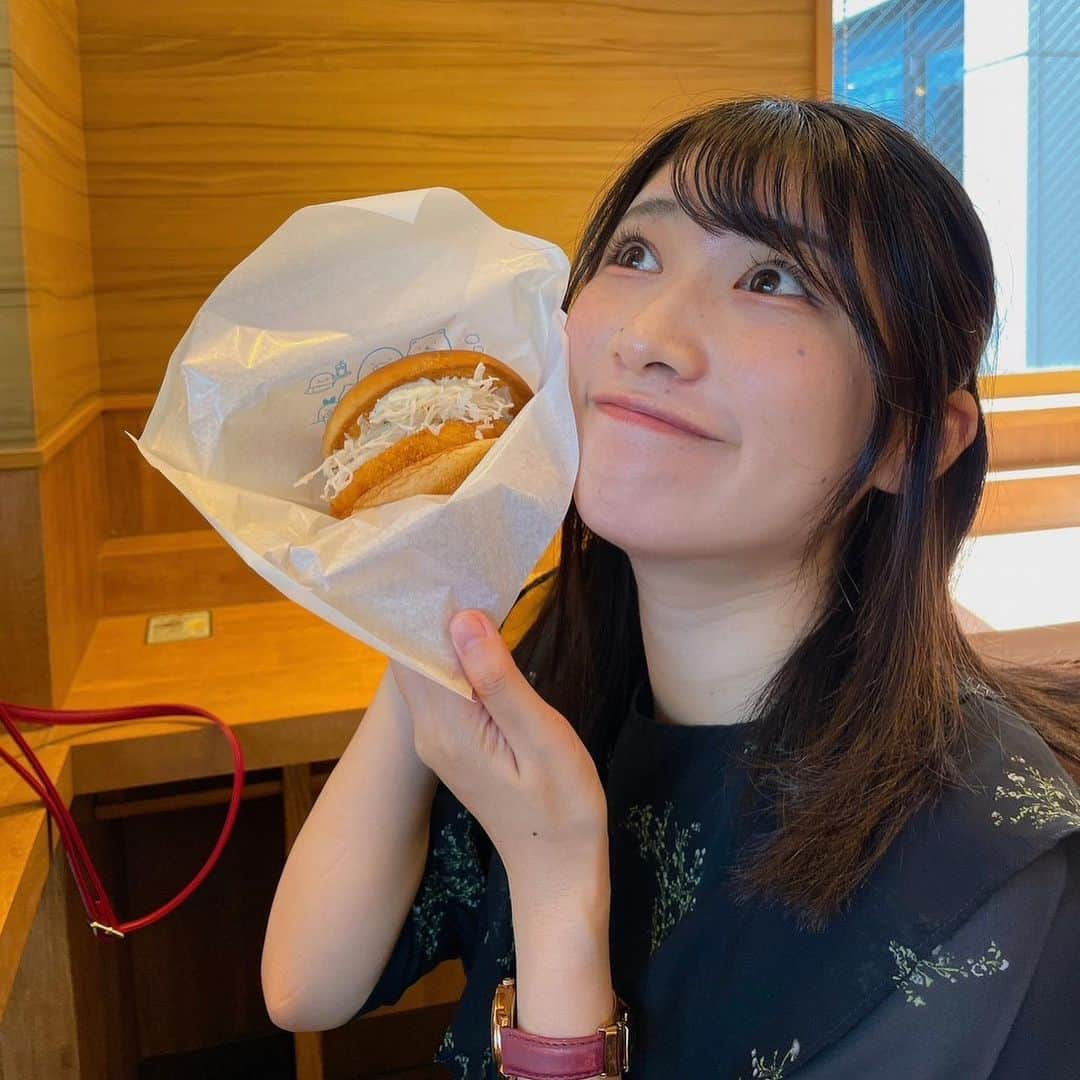 加藤一華さんのインスタグラム写真 - (加藤一華Instagram)「. モスバーガーの 海老カツバーガーが 大好きすぎて尊い🍤🍔  全エビ好きに食べてほしい。  暑い中歩いて仕事した日に ご褒美で食べた…🤤🤤🌈  毎日暑すぎて悲鳴上げてるけど なんとか元気に頑張ってる！！ 台風もみなさんどうかお気をつけて！😭  ＊  Qoo10購入品動画で紹介した ソフトクリームチークいい感じ！ 馴染む〜〜💭 @amuse  私は02 ピンクトースト🍑  あとCrestのホワイトニング歯磨き粉もなかなかよい👍🪥 つるぴか！  #やっぱりエビが好き #モスバーガー大好き  #おひるごはん #qoo10購入品」8月13日 14時59分 - ichika_kato