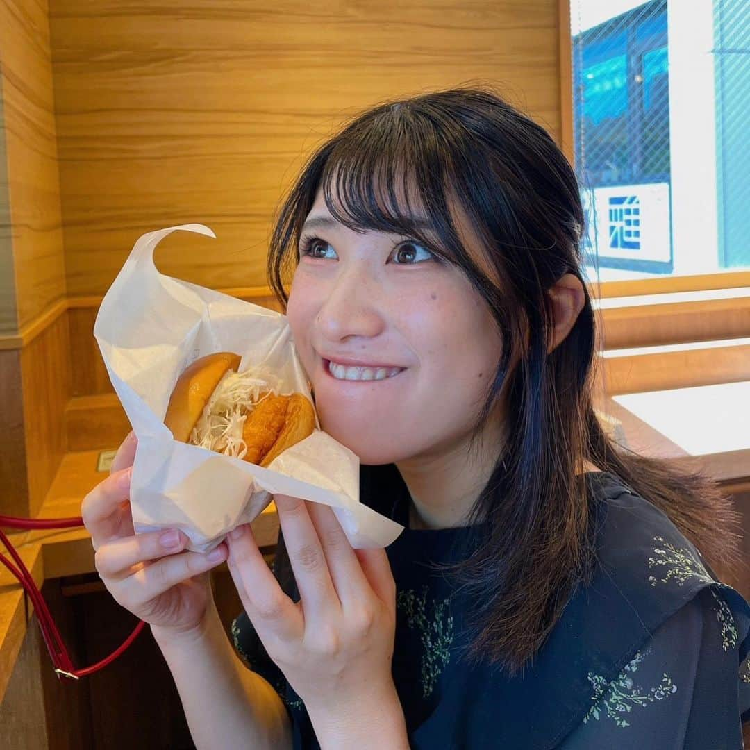 加藤一華さんのインスタグラム写真 - (加藤一華Instagram)「. モスバーガーの 海老カツバーガーが 大好きすぎて尊い🍤🍔  全エビ好きに食べてほしい。  暑い中歩いて仕事した日に ご褒美で食べた…🤤🤤🌈  毎日暑すぎて悲鳴上げてるけど なんとか元気に頑張ってる！！ 台風もみなさんどうかお気をつけて！😭  ＊  Qoo10購入品動画で紹介した ソフトクリームチークいい感じ！ 馴染む〜〜💭 @amuse  私は02 ピンクトースト🍑  あとCrestのホワイトニング歯磨き粉もなかなかよい👍🪥 つるぴか！  #やっぱりエビが好き #モスバーガー大好き  #おひるごはん #qoo10購入品」8月13日 14時59分 - ichika_kato