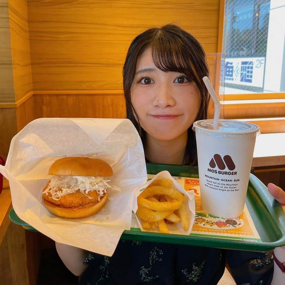 加藤一華さんのインスタグラム写真 - (加藤一華Instagram)「. モスバーガーの 海老カツバーガーが 大好きすぎて尊い🍤🍔  全エビ好きに食べてほしい。  暑い中歩いて仕事した日に ご褒美で食べた…🤤🤤🌈  毎日暑すぎて悲鳴上げてるけど なんとか元気に頑張ってる！！ 台風もみなさんどうかお気をつけて！😭  ＊  Qoo10購入品動画で紹介した ソフトクリームチークいい感じ！ 馴染む〜〜💭 @amuse  私は02 ピンクトースト🍑  あとCrestのホワイトニング歯磨き粉もなかなかよい👍🪥 つるぴか！  #やっぱりエビが好き #モスバーガー大好き  #おひるごはん #qoo10購入品」8月13日 14時59分 - ichika_kato