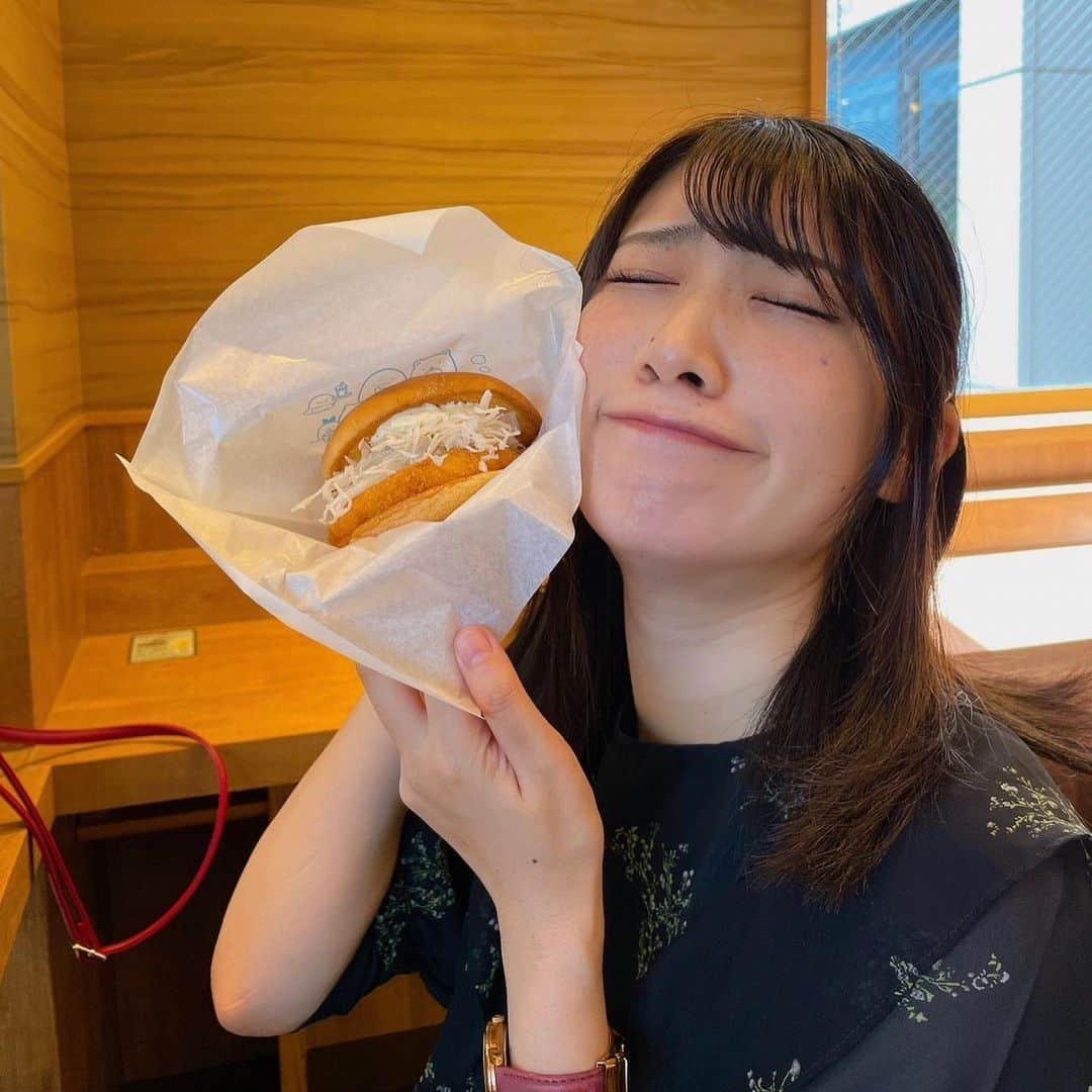 加藤一華さんのインスタグラム写真 - (加藤一華Instagram)「. モスバーガーの 海老カツバーガーが 大好きすぎて尊い🍤🍔  全エビ好きに食べてほしい。  暑い中歩いて仕事した日に ご褒美で食べた…🤤🤤🌈  毎日暑すぎて悲鳴上げてるけど なんとか元気に頑張ってる！！ 台風もみなさんどうかお気をつけて！😭  ＊  Qoo10購入品動画で紹介した ソフトクリームチークいい感じ！ 馴染む〜〜💭 @amuse  私は02 ピンクトースト🍑  あとCrestのホワイトニング歯磨き粉もなかなかよい👍🪥 つるぴか！  #やっぱりエビが好き #モスバーガー大好き  #おひるごはん #qoo10購入品」8月13日 14時59分 - ichika_kato