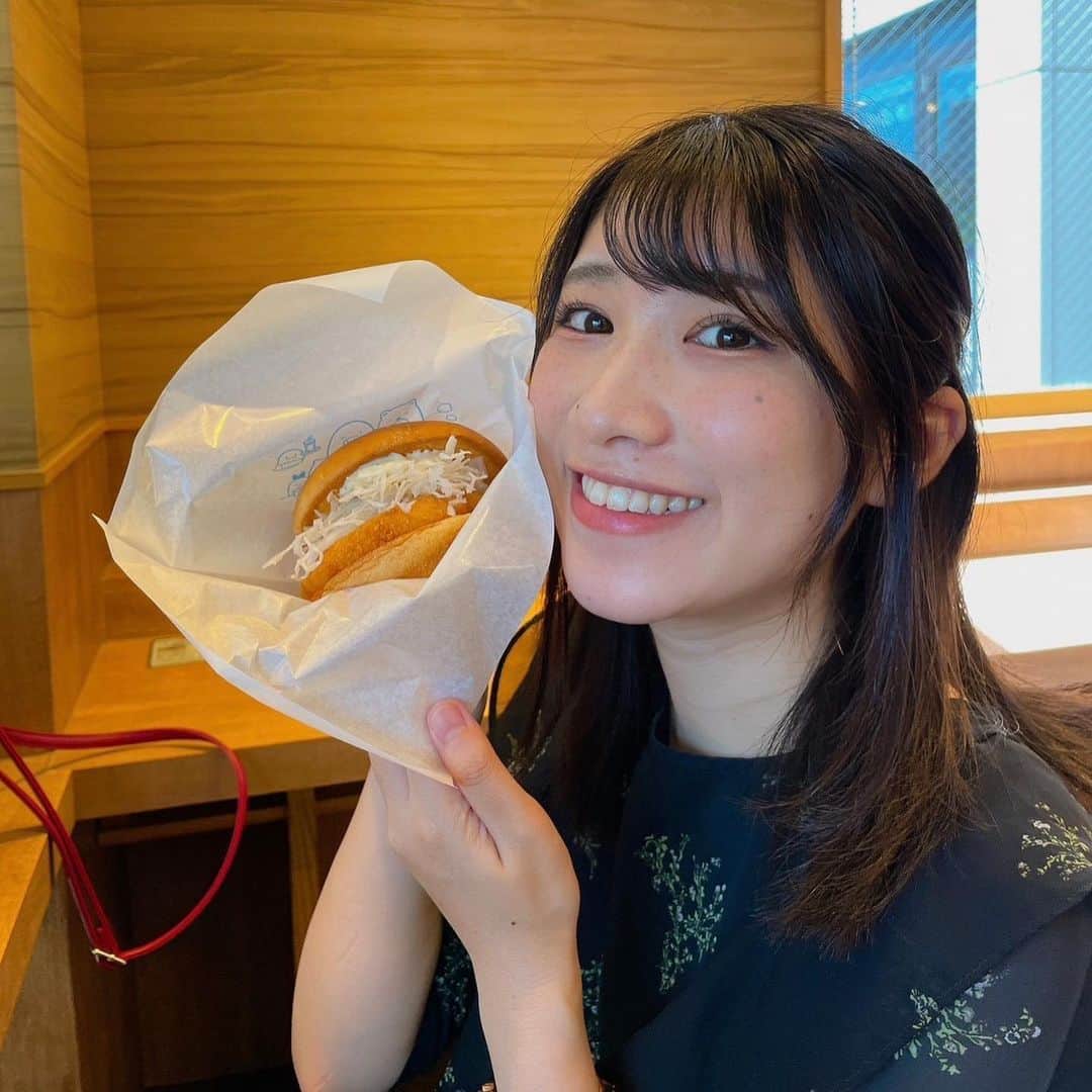 のインスタグラム：「. モスバーガーの 海老カツバーガーが 大好きすぎて尊い🍤🍔  全エビ好きに食べてほしい。  暑い中歩いて仕事した日に ご褒美で食べた…🤤🤤🌈  毎日暑すぎて悲鳴上げてるけど なんとか元気に頑張ってる！！ 台風もみなさんどうかお気をつけて！😭  ＊  Qoo10購入品動画で紹介した ソフトクリームチークいい感じ！ 馴染む〜〜💭 @amuse  私は02 ピンクトースト🍑  あとCrestのホワイトニング歯磨き粉もなかなかよい👍🪥 つるぴか！  #やっぱりエビが好き #モスバーガー大好き  #おひるごはん #qoo10購入品」