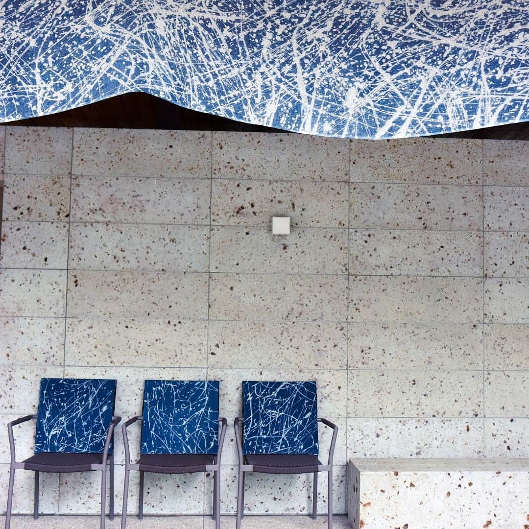 星野リゾート 界の若者旅さんのインスタグラム写真 - (星野リゾート 界の若者旅Instagram)「界 鬼怒川では、夏の館内の設えに栃木県の伝統工藝である「黒羽藍染」を用いています。 栃木の銘石である「大谷石」の造りが特徴的なエントランスでは、鬼怒川の水流をイメージした大きな一枚布からなるタープが皆さまをお迎えします。 藍の色に涼を感じながら、心休まるひとときをお過ごしください。  KAI Kinugawa uses Kurobane indigo dying, a traditional craftwork from Tochigi Prefecture, to set up the building in summer.  At the entrance, the inscribed stone of Tochigi, visitors are welcomed by a large, single-cloth tarp inspired by the water flow in the Kinugawa River.  Enjoy a relaxing time while feeling the incredible color of indigo.  #星野リゾート #界 #界鬼怒川 #栃木 #鬼怒川 #鬼怒川温泉 #温泉 #温泉旅館 #温泉旅行 #黒羽藍染 #大谷石 #hoshinoresorts  #kai #kaikinugawa #Japantravel #hotsprings #onsen #ryokan #nikko #summer」8月13日 15時00分 - hoshinoresorts.kai