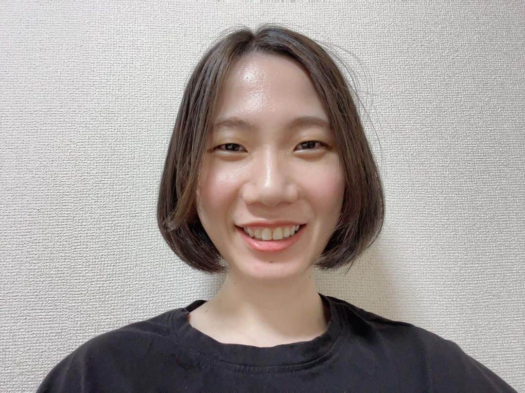 たかまつななのインスタグラム：「少し前に髪を切りました！実は1カ月前ほどに人生で初めて、髪の毛をそめました。が、一人にしか気づいてもらえませんでした😢　茶色のハイライトをいれました。政治を身近に伝えるため、見た目を柔らかくした方がいいかなーと考え試行錯誤中です。どういう髪型がいいと思いますか...?」