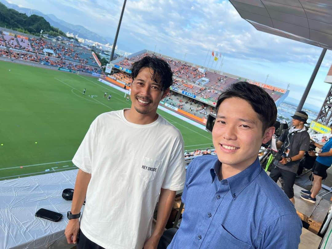 松下翔太郎のインスタグラム：「・ ・ 【J2第30節 清水エスパルス1-0レノファ山口FC◯】 解説: #成岡翔 さん リポーター: #鬼頭里枝 さん  昨夜は実況担当！ 成岡さんと初めてご一緒させて頂きました🙇‍♂️  昨日は、最後が堅い山口に対して難しい試合。 キャプテンを始め、 頼もしく後ろを支え続けたMVP級ズラリの守備陣。 そして、攻め続けた攻撃陣。 遠かった1点が生まれたのは終盤。 激熱なサポーターが待つゴール裏の目の前でした。  最後まで互いに助け合い、驚くくらい走り続けた選手。 ボリュームを落とすことなく後押しをしたサポーター。 皆で1つになって掴んだ3連勝！ 一体感あふれる中で実況を担当できるのはたまりません...  今季最多14,386人が訪れた中、3戦連続のウノゼロ！！ サッカーって面白いな、痺れるな。 そんなゲームでした😊  しかし本当に勝負強い！🟠  #Jリーグ#dazn #spulse#静岡#清水#エスパルス#清水エスパルス #renofa#レノファ#レノファ山口FC #鬼頭さんお大事に🙇‍♂️#松下翔太郎」