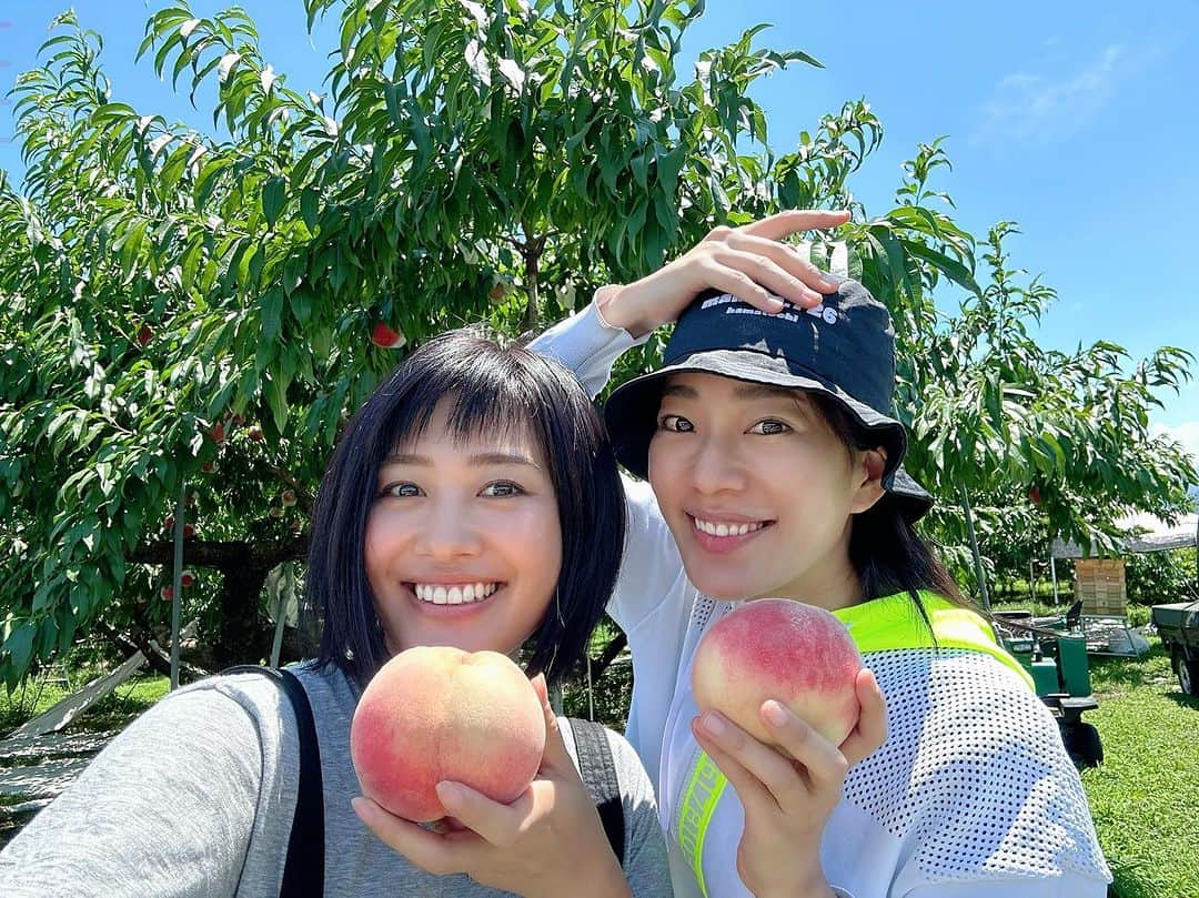 のインスタグラム：「鮎ちゃんと桃狩り🍑  ゴルフで出会い⛳️ 今は映画の仕事を一緒に🎬  一つの映画を作るのには 沢山の人が関わって、色々な想いがその作品に集まります。  今回私は今までやった事のない ポジションで奮闘するでしょう！！  もちろん助けてもらいながらですが… 頑張ります🔥🔥🔥  鮎ちゃんは🐟 お酒も好きだし、ゴルフも夏以外はやるそうなので これからはプライベートでも仲良くしてね🥴 ↑直接言えば良いのに笑  #女子旅 #撮影  #農業女子 #農業体験  #山梨の桃 #かたい ♡  #selfie #photooftheday #japan #beautifulflower  #trip #travel #trending」