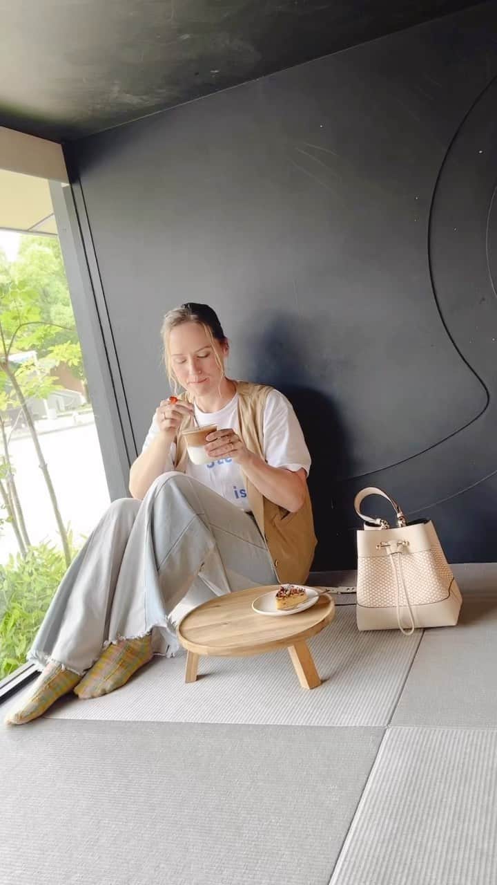ナタリー・エモンズのインスタグラム：「@strathberry との朝散歩☕️ #strathberry #ナタリーエモンズ #エモやん」
