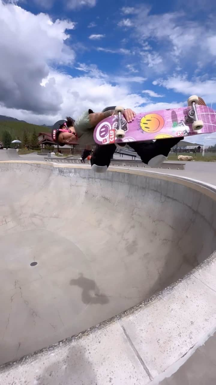 ジョーディン・バラットのインスタグラム：「fun times today at @breckcreate Concrete Jam!! good times skating with @derekscott01 and all the locals that came to shred! huge thank you to @mikey.thunder for spinning rad beats and to @manycolorsmusic for jamming while we skated!  come on down tomorrow for some more skating and good music 🤙🏼 10-1 breck skatepark!」