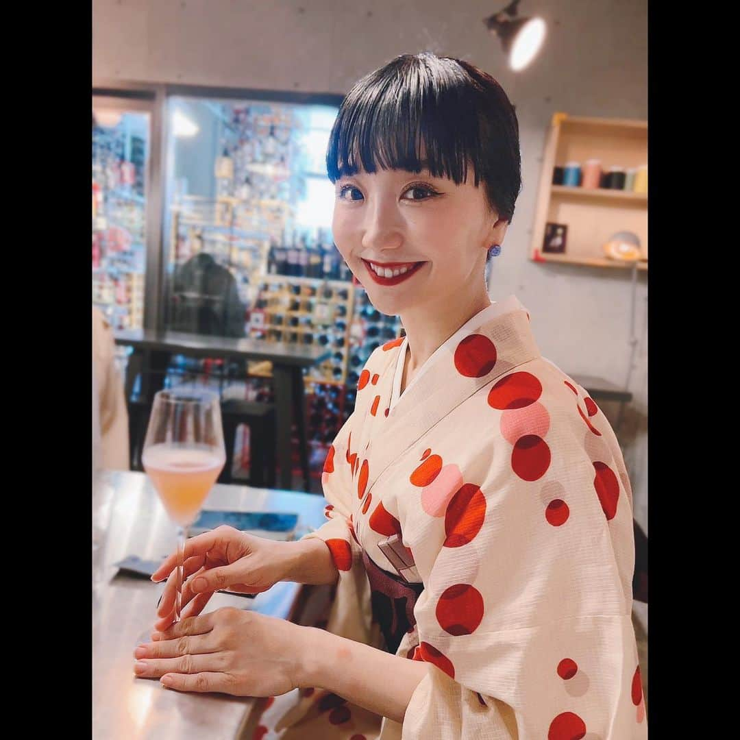 まりゑさんのインスタグラム写真 - (まりゑInstagram)「🇯🇵👘🍷  #浴衣 #お久しぶりです #夏 #暑 #下駄 #擦れ #足 #負傷 #不慣れ #着付け #汗だく #大変 #リアル #現代 #日本人 #花火 #花火大会 #fireworks」8月13日 7時10分 - manmarumarie