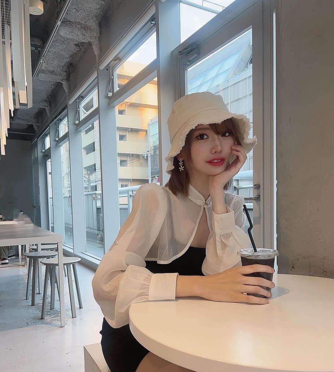 SHINTANITOUKOのインスタグラム：「すきぴたちとプチ大阪旅行した🐙 おしゃカフェいったり お好み焼き食べたり満喫した！ また旅行いこーね💗   #大阪グルメ #大阪カフェ #大阪 #大阪旅行  #大阪観光  #カフェ #cafe  #カフェ巡り  #心斎橋 #おしゃれカフェ #白黒 #モノトーン #バケハ #osaka  #旅行 #弾丸旅行 #大阪たこ焼きなんでやねん」