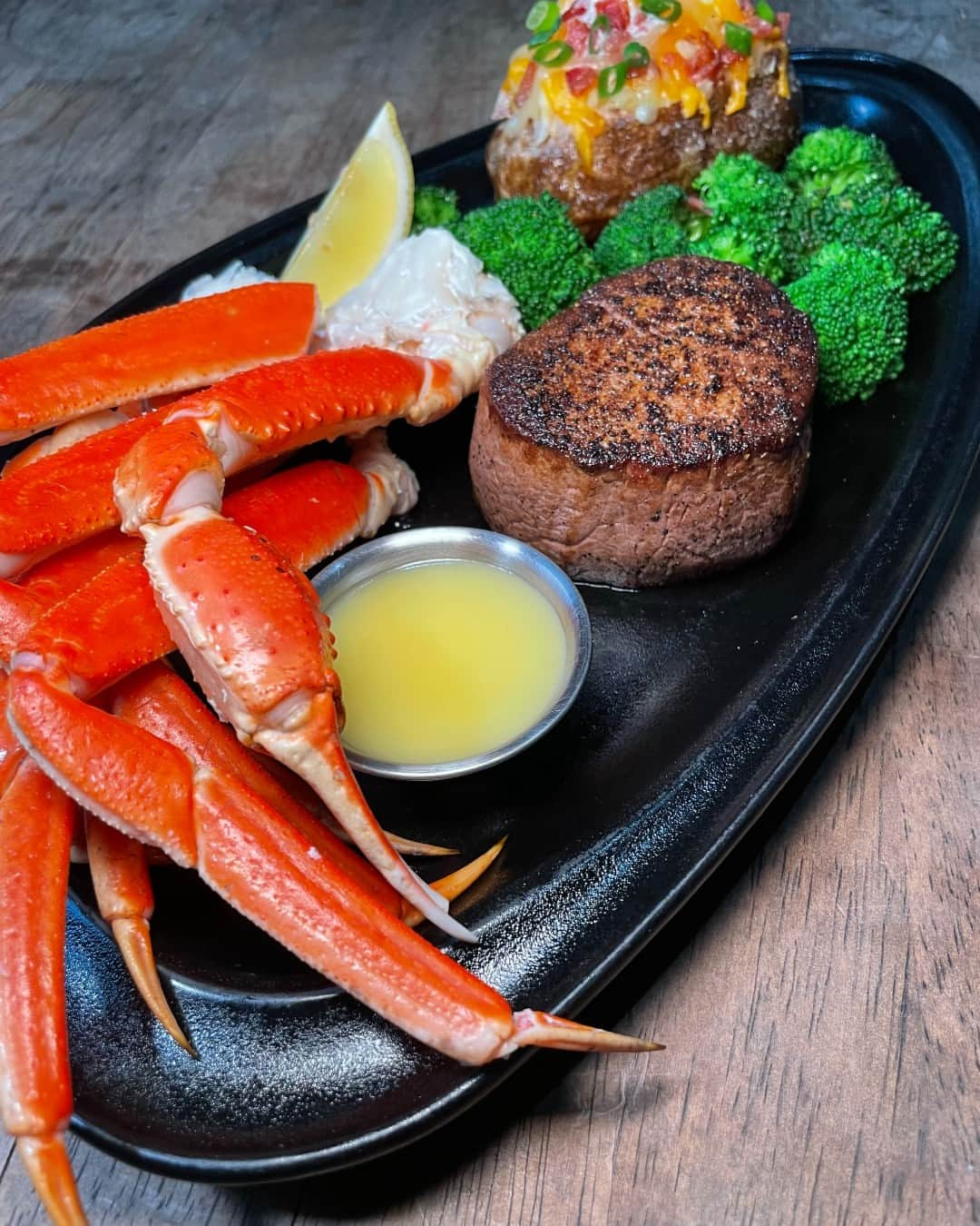 Outback Steakhouseのインスタグラム：「Teleportation as a superpower would come in handy right now. 😉   Pictured: Barrel-cut filet served with a half-pound of Snow Crab legs. Available for a limited-time.」