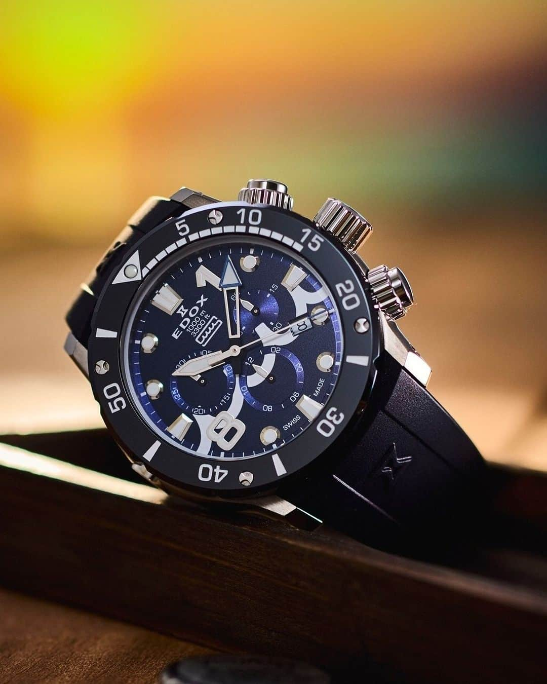 エドックスのインスタグラム：「#クロノオフショア1コレクション CHRONOFFSHORE-1 CHRONOGRAPH  muta MARINE SPECIAL EDITION  マリンブランド＜muta MARINE＞とコラボレーションした限定モデル。特殊なケース構造、ねじ込み式リューズ、厚さ 3mm のサファイアクリスタル風防により、100 気圧（1000m）の防水性を実現。アクティブな夏にぴったりのダイバーズウォッチです。  実際にお手に取ってご覧になりたい方は、お近くのお取扱い店までお問合せくさださいませ。※店舗によっては、既に完売している可能性もございますので、予めご了承ください。  ■お取扱い店■ 〈東北〉 oomiya 仙台店 〈中部・甲信越〉 WING イオンモール白山店、BASIS SPECIES、ジェイアール名古屋タカシマヤ ウオッチメゾン、タカラ堂 静岡本店、HASSIN 〈近畿〉 oomiya 京都店、カミネ クロノメトリー店、oomiya 和歌山本店、oomiya 心斎橋店 〈四国〉 アイアイイスズ 本店、アイアイイスズ G-Time、プリベ石川 松山、H.Q. by HARADA 〈中国〉 トミヤ クロノファクトリー表町、TOMIYA 広島店 〈九州〉 oomiya 鹿児島店、日髙本店プロショップ、時計の大橋、小林時計店 魚町店  ___ #夏と言えばエドックス #EDOX #エドックス #高級腕時計 #防水時計 #ダイバーズ #ダイバーズウォッチ #街ダイバーズ #ハイスペダイバーズ  #クロノオフショア1 #クロノオフショア１  #ムータ #ムータマリン #muta #mutamarine  @muta__official」