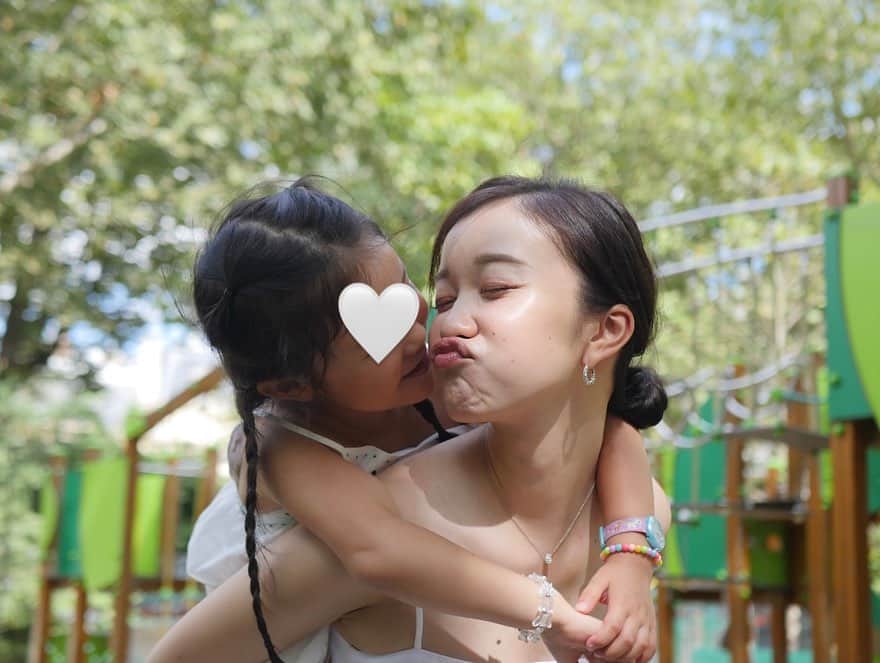 都築理沙さんのインスタグラム写真 - (都築理沙Instagram)「35歳になりました☺︎  初めての家族4人写真と共に♡ (ガシッとパパにつかまる次女が何かの昆虫のよう😂)  今年も願うのは大事な人たちの健康と幸せに限る。って年始の願掛けと同じ😚😘」8月13日 7時15分 - tsuzurisa