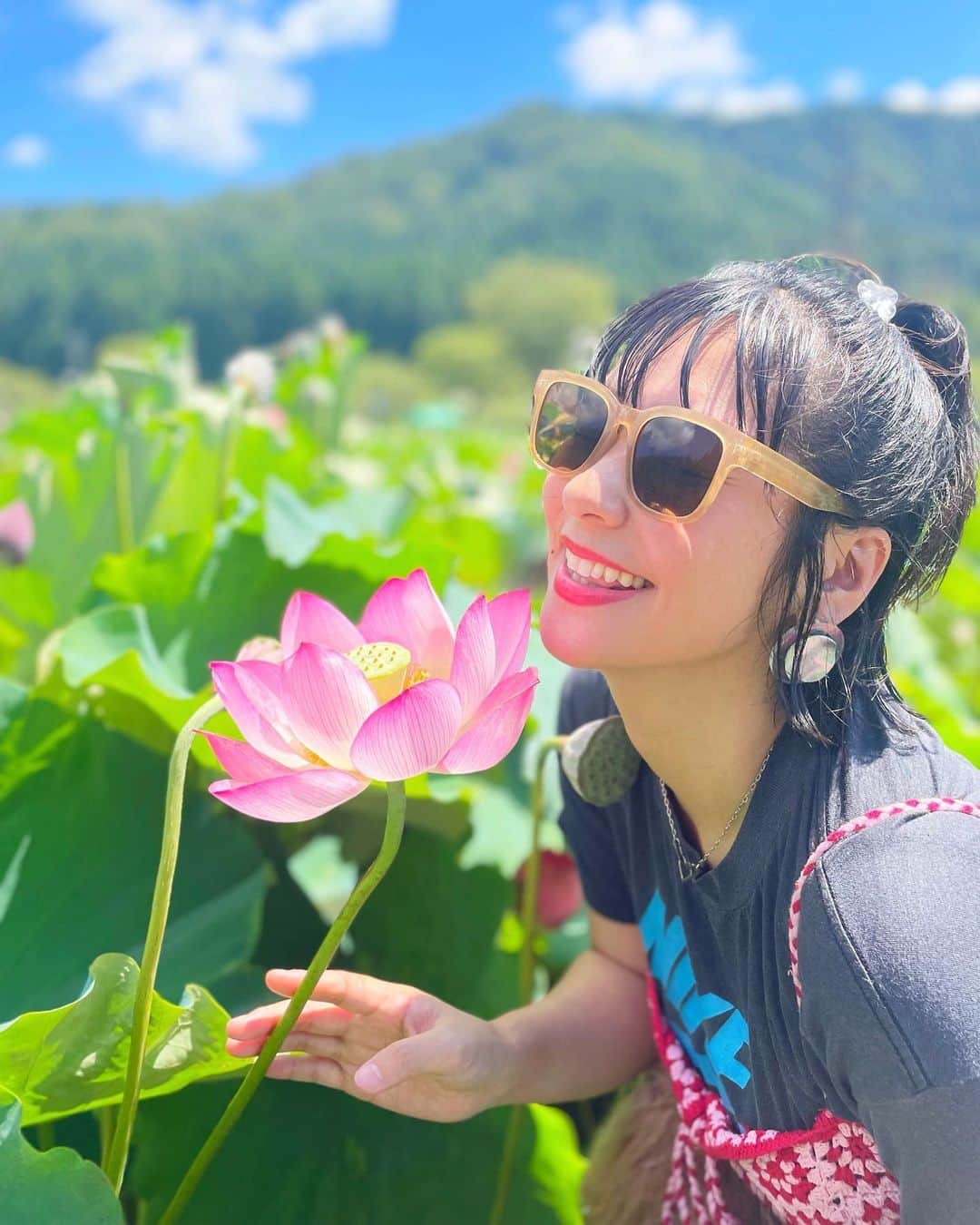 のインスタグラム：「お盆🪷✨ 自分のことを大切にするために、ご先祖様に感謝しようと思います💓 ご先祖様っていうとピンと来ないから、とりあえず天国にいる大好きなおじいちゃんに話しかけます💖 今日も私は笑ってるよぉ〜ってね😎💕 私の大切な人たちも笑って過ごせてますように🙏✨ #お盆 #花はす公園」