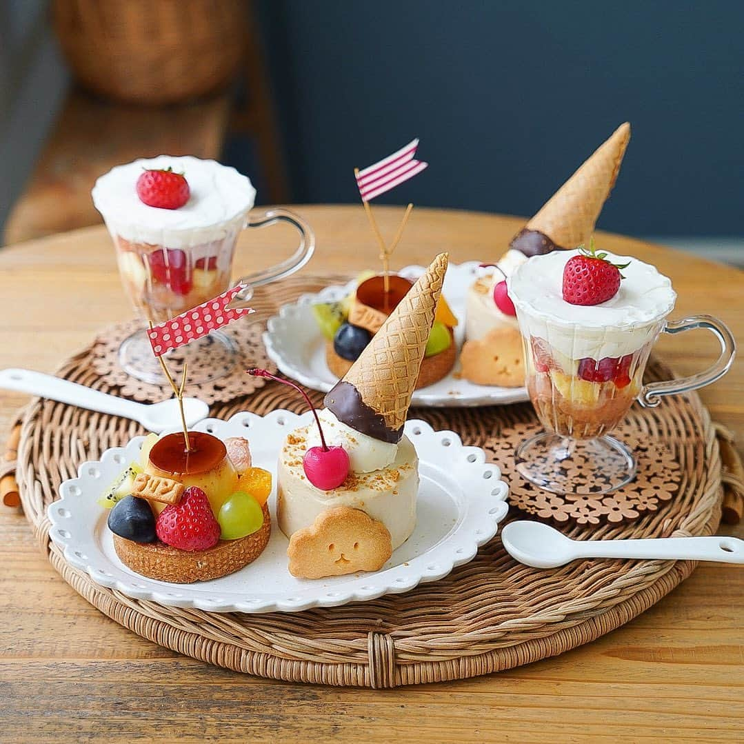 junjunのインスタグラム：「🍦  プリンアラモードタルト アイスクリームショートケーキ 夏果いちじくと夏いちごのトライフル  @ouchicafe_jp #真夏の思い出おうちカフェ  #プリンアラモード #プリンタルト #アイスクリームショートケーキ #トライフル #パフェ #おうちカフェ #ホムカペ #cafestagram #カフェスタグラム #instacafe #カフェ部 #カフェ好きな人と繋がりたい #homemadesweets #手作りおやつ #お菓子作り好きな人と繋がりたい #今週もいただきます #キッチンからlove #私のおいしい写真 #インスタ探検隊 #Hanakogram #KURASHIRU #おうちごはんLover  #フーディーテーブル #ごちそうさまが宝物 #コッタ #キナリノ #エルグルメ #マカロニメイト #IGersJP」