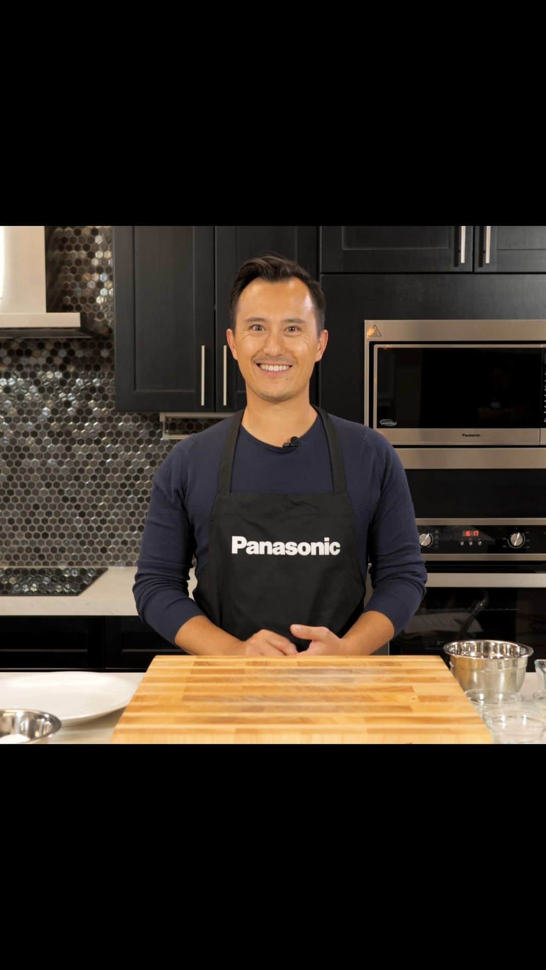 パトリック・チャンのインスタグラム：「Get your appetites ready! I teamed up with @panasonic to prepare four delicious recipes, with a new video launching every week in August. The first one is out now for you to try, Chile Lime Fried Avocado!  The link to the full video is in my bio. Check back each week for a new recipe – let me know which is your favourite! #PanasonicKitchen #panasoniccanada」