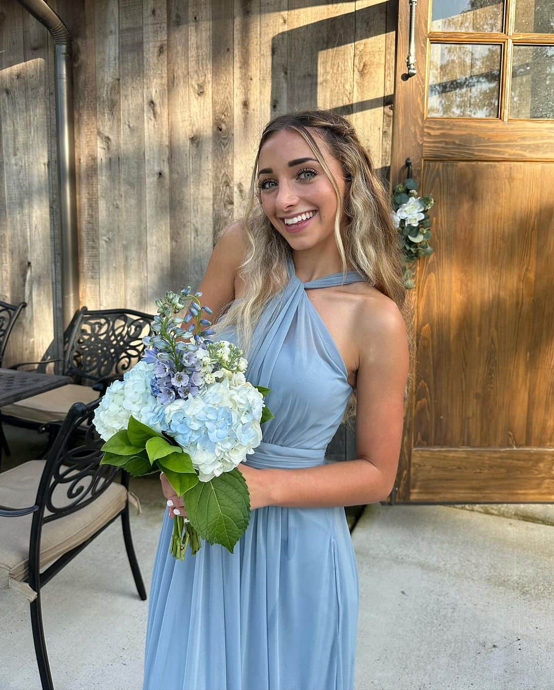 Brooklyn and Baileyのインスタグラム：「Bridesmaid dress 🤝 slippers」