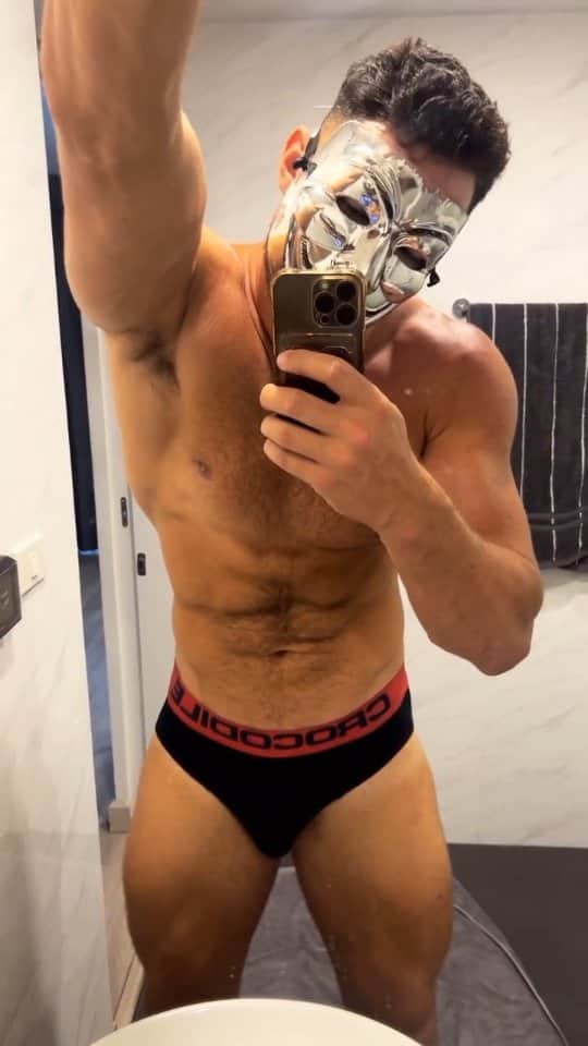 DELLICIOUSMENのインスタグラム：「// Masked 😍😋」