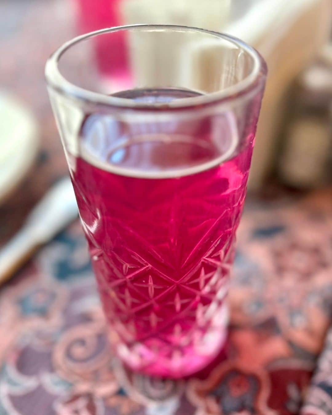 榊原信行さんのインスタグラム写真 - (榊原信行Instagram)「ランチは、アゼルバイジャン料理を堪能しました！ とにかくヘルシーで、かつ美味しいです。 このピンク色のジュースはバジルジュースです。 これまた絶品！ デラうま！ 最高！  For lunch, we enjoyed Azerbaijani cuisine! All dishes are healthy and delicious. This pink juice is basil juice. This is also excellent! It was "Dera-uma“! Awesome!!  🏬Qaynana Restaurant 📍Kichik Qala, Bakı, Azerbaijan  #RIZIN_LANDMARK7 #Azerbaijan #QaynanaRestaurant #アゼルバイジャン #アゼルバイジャン料理 #バラさんの日常🌹 #バラさんオススメグルメ🌹 #アゼルバイジャンオススメスポット」8月13日 8時07分 - nobu_sakakibara
