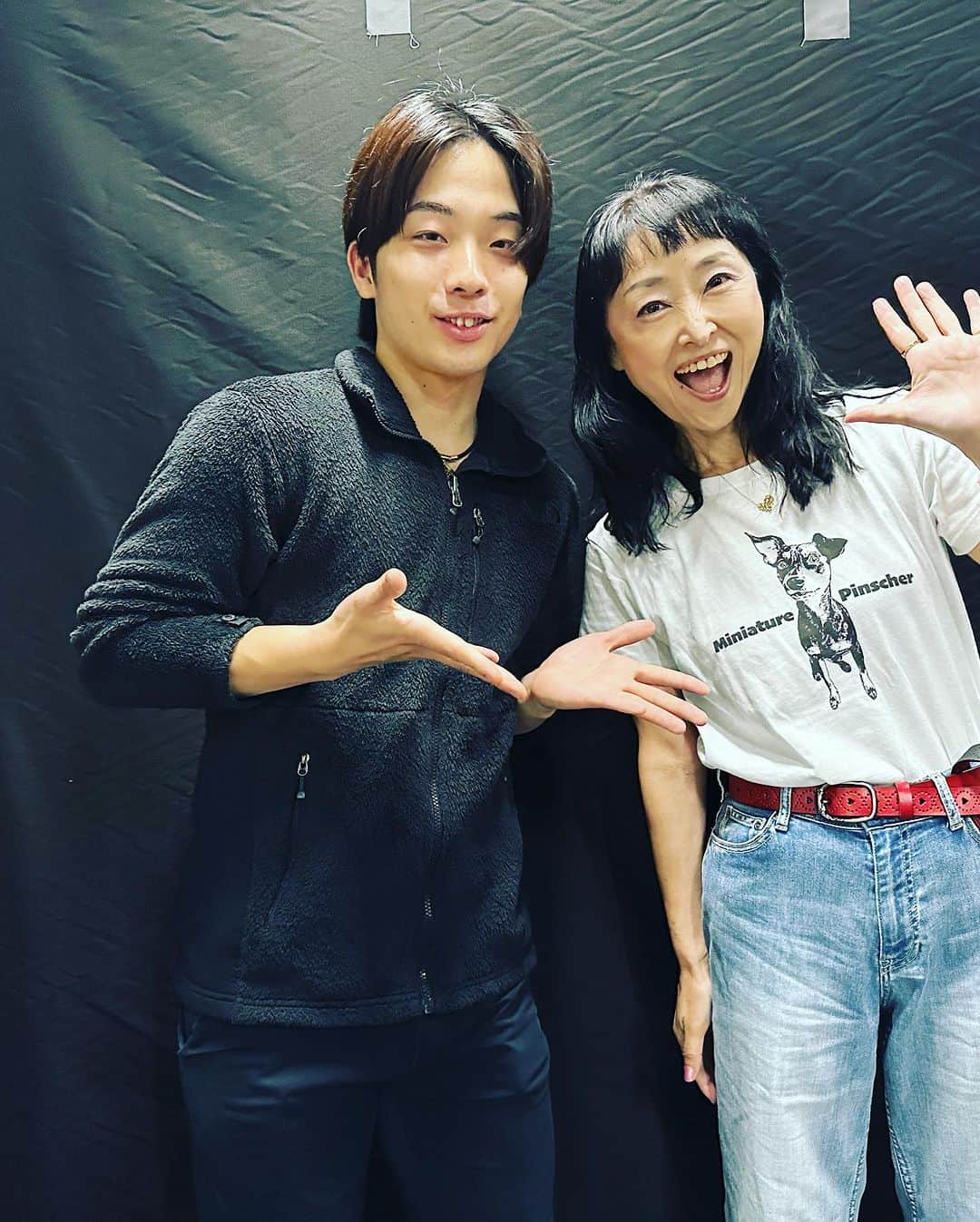 のインスタグラム：「ONE PIECE ON ICE で、ミス・メリークリスマスを演じてくださった、中野耀司さん  身体を大きく見せるアンコ入り衣装と、かぶり物してスケート滑るって、尊敬  もう1枚は、中野さんと、可愛い望月美玖さん　反乱軍として、カッコよく滑りながら戦っていらっしゃいました  #ONE PIECE ON ICE #中野耀司さん #望月美玖さん #金月真美」