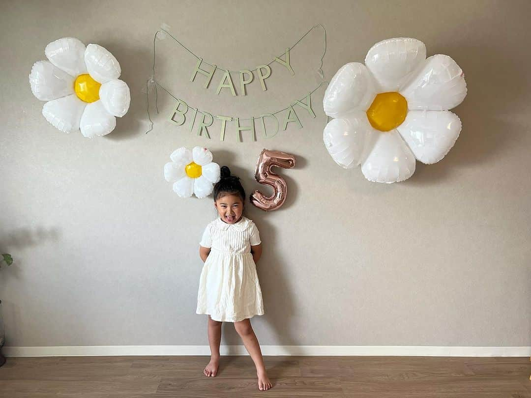 クロのインスタグラム：「Happy Birthday🎂 8/9でさっちゃん5歳になりました👧🏽🤎🤎🤎  いつも一緒に娘の成長を見守ってくれる皆様本当にありがとうございます😭🙏🏽🙏🏽  生まれてきてくれてありがとう！！！健康第一で、これからも健やかに…🕊  #birthday #ちびクロdiary #happybirthday #お誕生日 #夏生まれ」