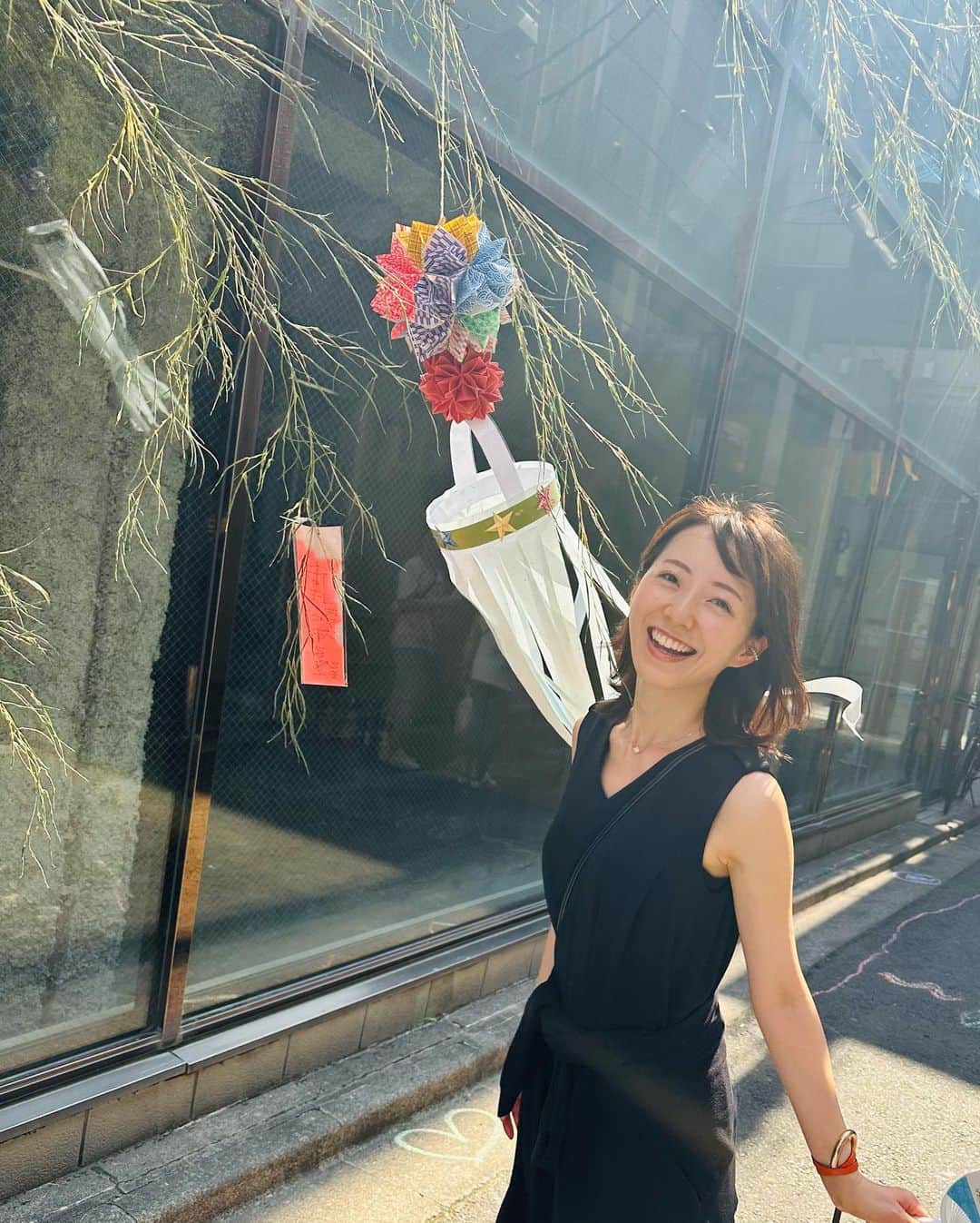 内田嶺衣奈のインスタグラム：「先日の夏らしい思い出♡  思い立って、 仙台七夕まつりに行って来ました🎋✨  取材でお邪魔した事は何度もありますが、 プライベートでの仙台旅行は初めて！  これでもかと仙台グルメに舌鼓… まずは牛タンを食べに行って(これは外せない🫶) ずんだシェイクはハマって２回飲んで🥤 ずんだクリーム大福も２回食べて 生牡蠣も２回食べました😂🦪笑 とにかく楽しかった！！  そしてみんなで眺める花火も最高でした🎇(ラストの動画です🎥)  たまたま仙台朝市に訪れた時に 小さい子供から大人までが一緒に踊る姿を見られたのですが、本当にその表情が皆さん生き生きしていて🥺  その光景を夢中でカメラに収めていた外国人観光客の方を見て、 伝統の素晴らしさを感じるとともに良い光景を見たなぁと思いました。  乗ったタクシーの運転手さんが教えてくれた、 七夕飾りをくぐりながら歩くのが楽しいんだよという言葉通り、長く垂れ下がった色とりどりの七夕飾りを見ながら歩くだけでもワクワク。  みんなが魅了されるものにはパワーが宿っているなとあらためて感じました☺️💕  #夏の思い出 #旅行記 #仙台七夕まつり🎋 #ずんだラブ #仙台の皆さんの優しさに感謝」