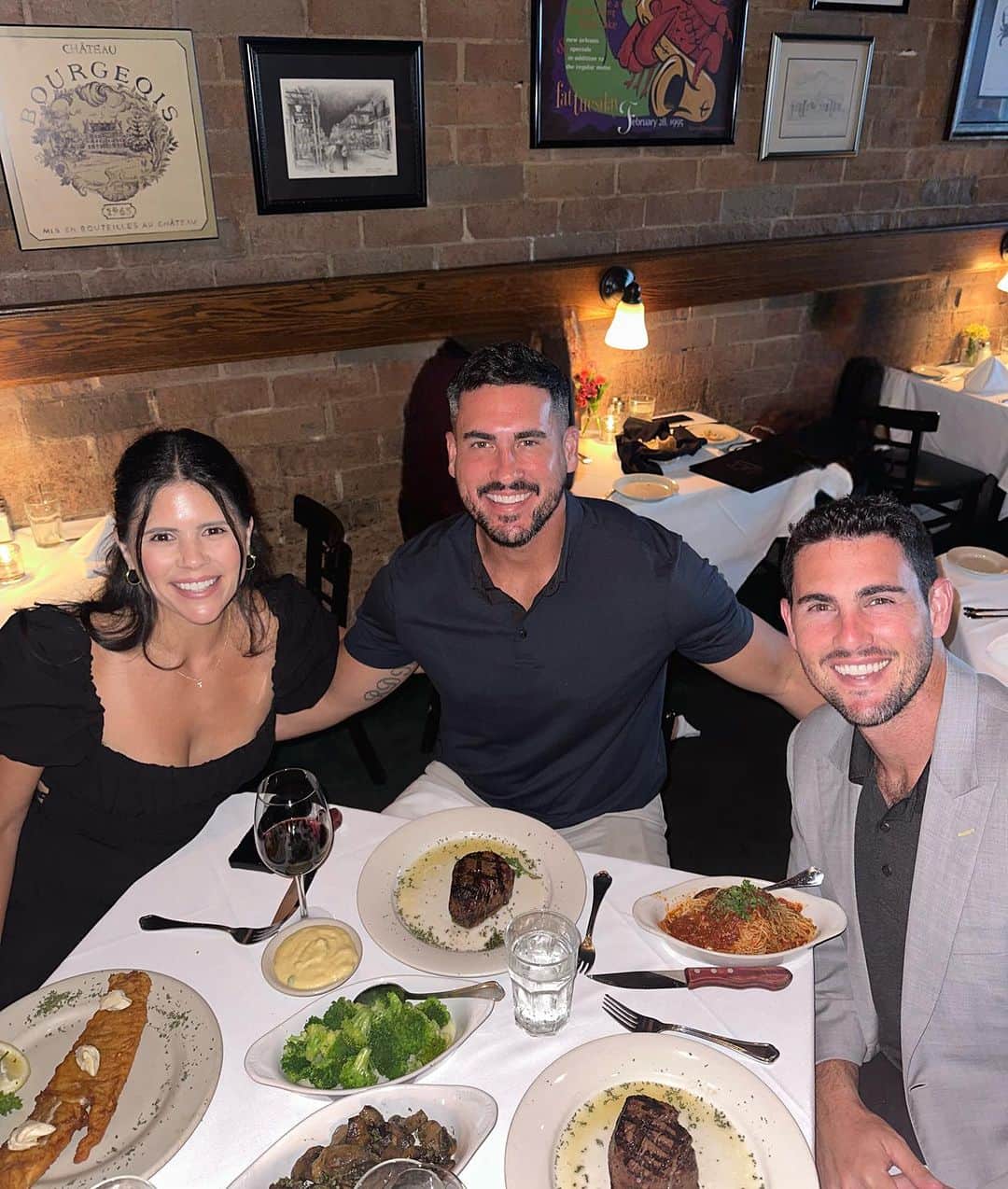 ジョッシュ・マレーのインスタグラム：「Birthday dinner with my brother and sister🎂 I turned 25 for the fifteenth year in a row, so that was fun - next year’s the big one 👀 Thank you to everyone who has reached out today, it truly means the world to me 🙏🏼 Now time to get home and snuggle with my girls 🐺🐶 and devour some sweets 🍦🍭🍫🍪🍩 #birthdayboy #leo 🦁」