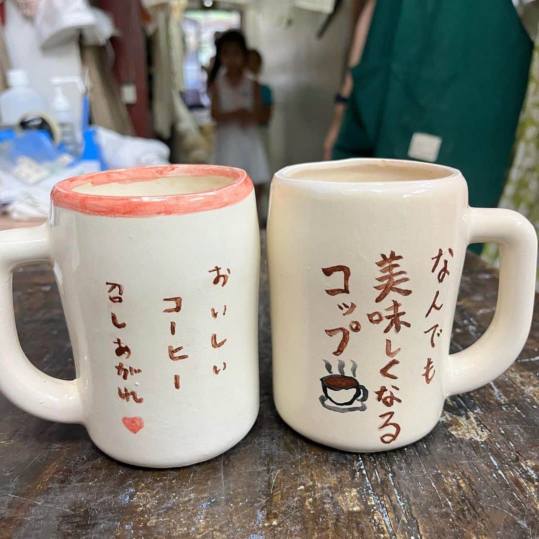 ひよんのインスタグラム：「☕️🎨  めちゃくちゃ楽しかった😍✨ お互いのコップ作ろうってことで 黙々とお絵描きしてた💚笑  センスはわからないけど、 お気に入り❤️  マグカップ以外にも色んな物作れるから 小物ケースとかも良さそう😆！  #軽井沢 #軽井沢旅行 #軽井沢観光 #らくやき陶画堂 #陶芸」