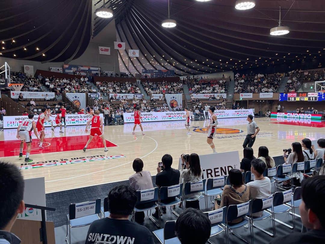 菅井悦子さんのインスタグラム写真 - (菅井悦子Instagram)「LEO、初めてのバスケットボール観戦へ 世界の大学チームの試合が代々木第二体育館で行われています！  私が見たのは、 @radfordhoops と高麗大学のチーム。  みんな一生懸命、かっこいいね！  そのあとに世界のカブトムシ＆クワガタが見れて大満足でした！  みなさまも楽しい夏を！ ※試合は今日までやってますよ🏀  @wub_1985」8月13日 8時44分 - etsuko313