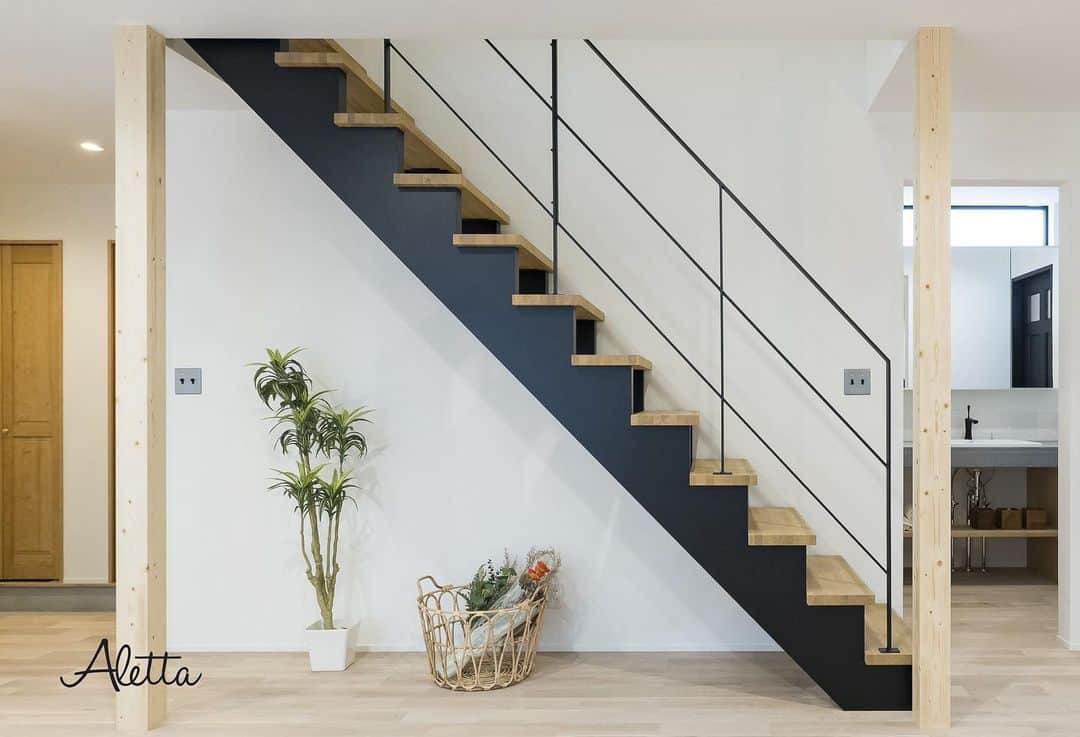 アレッタのインスタグラム：「スケルトン階段とは？  踏み板とそれを支える骨組みのみで作られる階段で、鉄骨階段やオープン階段と呼ばれることもあります✨  開放的で部屋を広く魅せることもでき、リビングにあると内装のアクセントにもなることから人気を集めています🌱  お家の施工例は ホームページより ご覧いただけます 👉 @aletta_himeji ． #アレッタ #aletta #姫路 #姫路工務店 #姫路注文住宅 #新築注文住宅 #新築一戸建て #新築 #一軒家 #デザイン住宅　#家づくり　#家　#オープン階段　#　#リビング　鉄骨階段　#スケルトン階段　#階段」