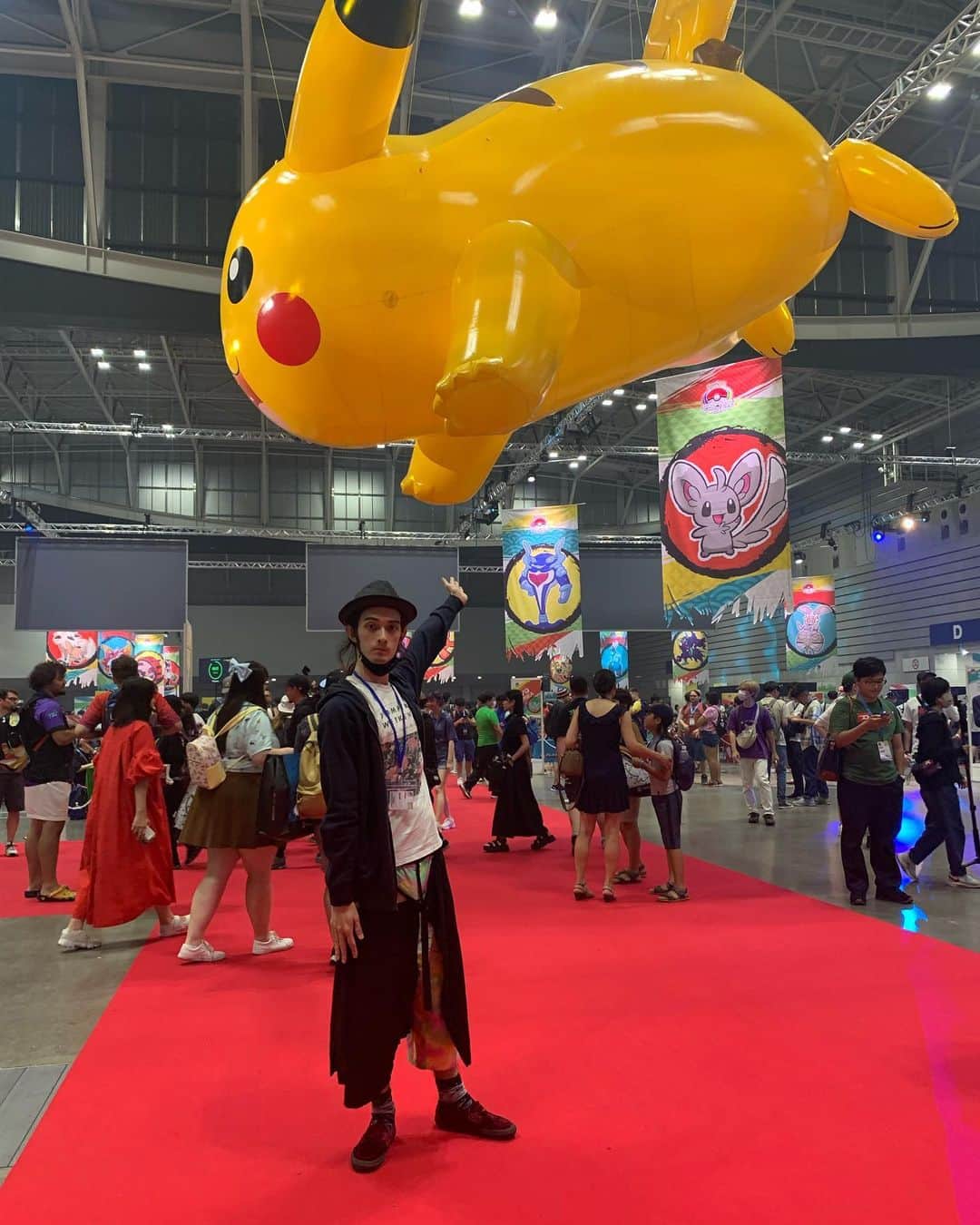 栗原類さんのインスタグラム写真 - (栗原類Instagram)「おはようございます。 昨日はポケモンWCS2023 day２に行って来ました。 ユナイトを中心に観ていて盛り上がっていてたくさんのドラマを見れました。 やはり大会現地で観戦している人達がが歓声を上げながら試合を見ている光景はお祭り感を感じていて素敵な空間だなとお思いました。 にポケモン好きとしてはいつかWCSは行きたいと思っていたので、今回日本で開催された事、そして行けたことが運が良かったなと思いました。 周りの内装も素敵に作られていてみているだけで楽しかったです。 今日は最終日、参加者全員、運営の方々も楽しんでください。 #ポケモンwcs2023  #pokemonworlds2023 #pokemon #ポケモン」8月13日 9時15分 - louis_kurihara