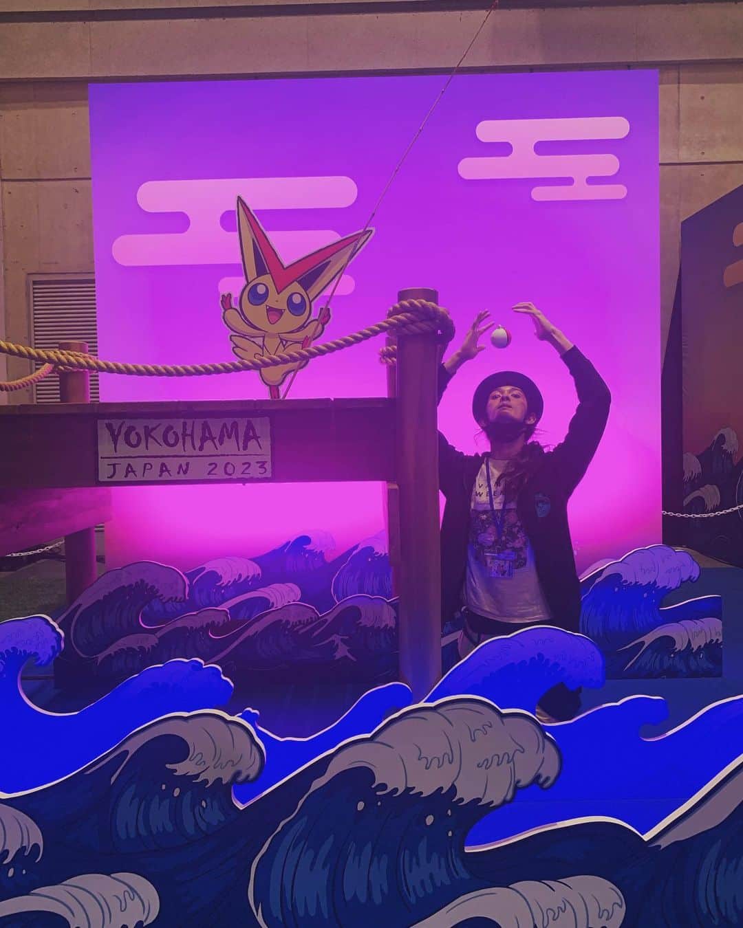 栗原類さんのインスタグラム写真 - (栗原類Instagram)「おはようございます。 昨日はポケモンWCS2023 day２に行って来ました。 ユナイトを中心に観ていて盛り上がっていてたくさんのドラマを見れました。 やはり大会現地で観戦している人達がが歓声を上げながら試合を見ている光景はお祭り感を感じていて素敵な空間だなとお思いました。 にポケモン好きとしてはいつかWCSは行きたいと思っていたので、今回日本で開催された事、そして行けたことが運が良かったなと思いました。 周りの内装も素敵に作られていてみているだけで楽しかったです。 今日は最終日、参加者全員、運営の方々も楽しんでください。 #ポケモンwcs2023  #pokemonworlds2023 #pokemon #ポケモン」8月13日 9時15分 - louis_kurihara