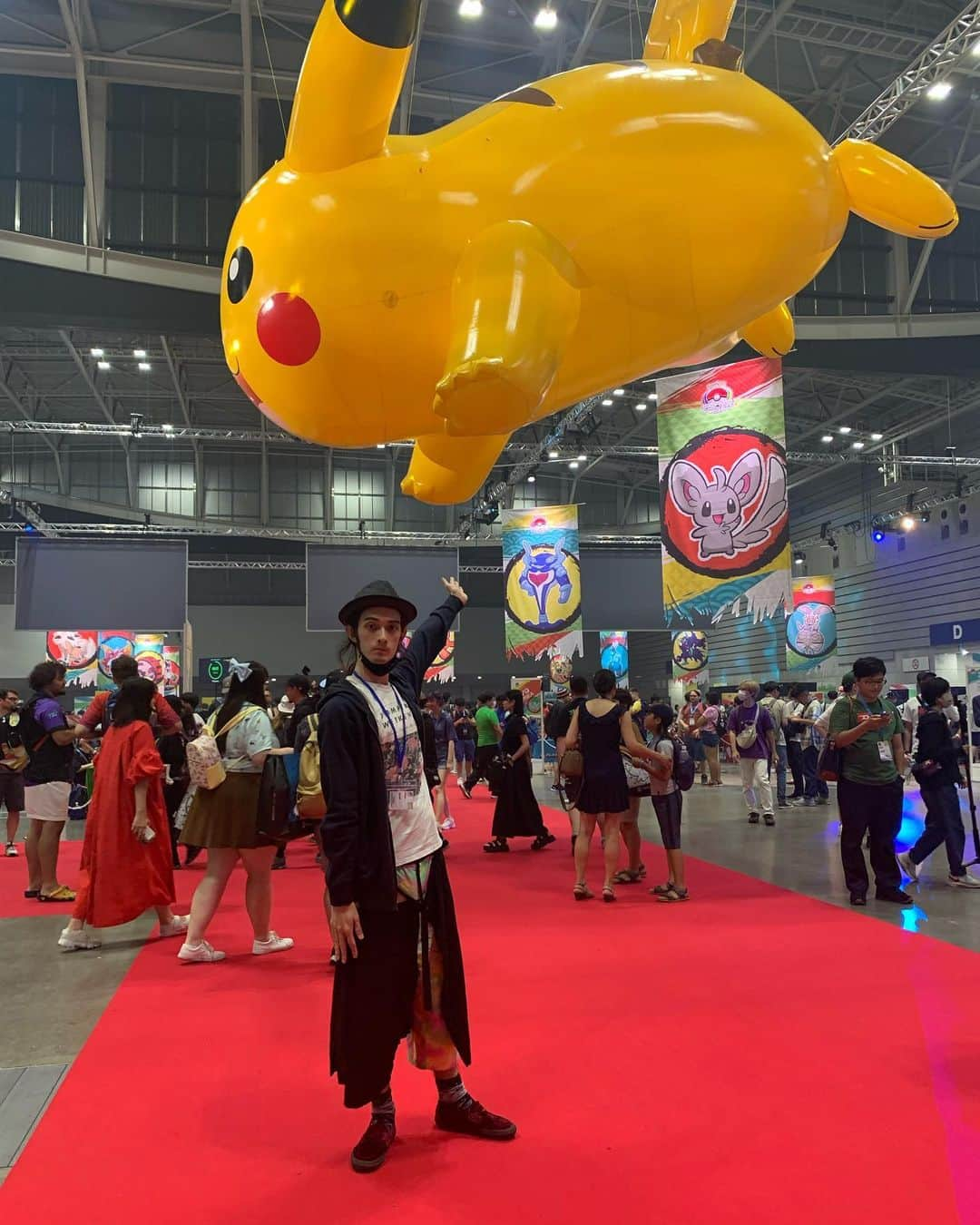 栗原類のインスタグラム：「おはようございます。 昨日はポケモンWCS2023 day２に行って来ました。 ユナイトを中心に観ていて盛り上がっていてたくさんのドラマを見れました。 やはり大会現地で観戦している人達がが歓声を上げながら試合を見ている光景はお祭り感を感じていて素敵な空間だなとお思いました。 にポケモン好きとしてはいつかWCSは行きたいと思っていたので、今回日本で開催された事、そして行けたことが運が良かったなと思いました。 周りの内装も素敵に作られていてみているだけで楽しかったです。 今日は最終日、参加者全員、運営の方々も楽しんでください。 #ポケモンwcs2023  #pokemonworlds2023 #pokemon #ポケモン」