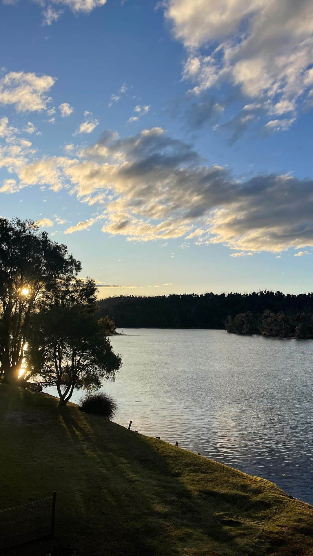 エマ・マッケオンのインスタグラム：「Favourite part of the day 🌅」