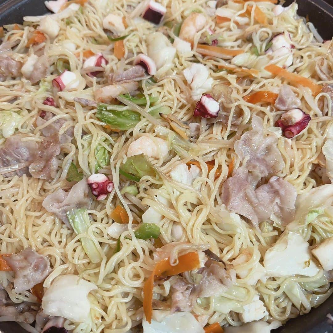 石川梨華のインスタグラム：「夜ごはん👩‍🍳  夜もホットプレート大活躍！ 塩焼きそばとお好み焼き✨ みんなが喜んでくれるから 私も張り切って作ってます😆✌️  #石川梨華 #モーニング娘og #リアル梨華 #二児の母 #年子やんちゃボーイズ #チャーミークッキング #横須賀 #帰省」