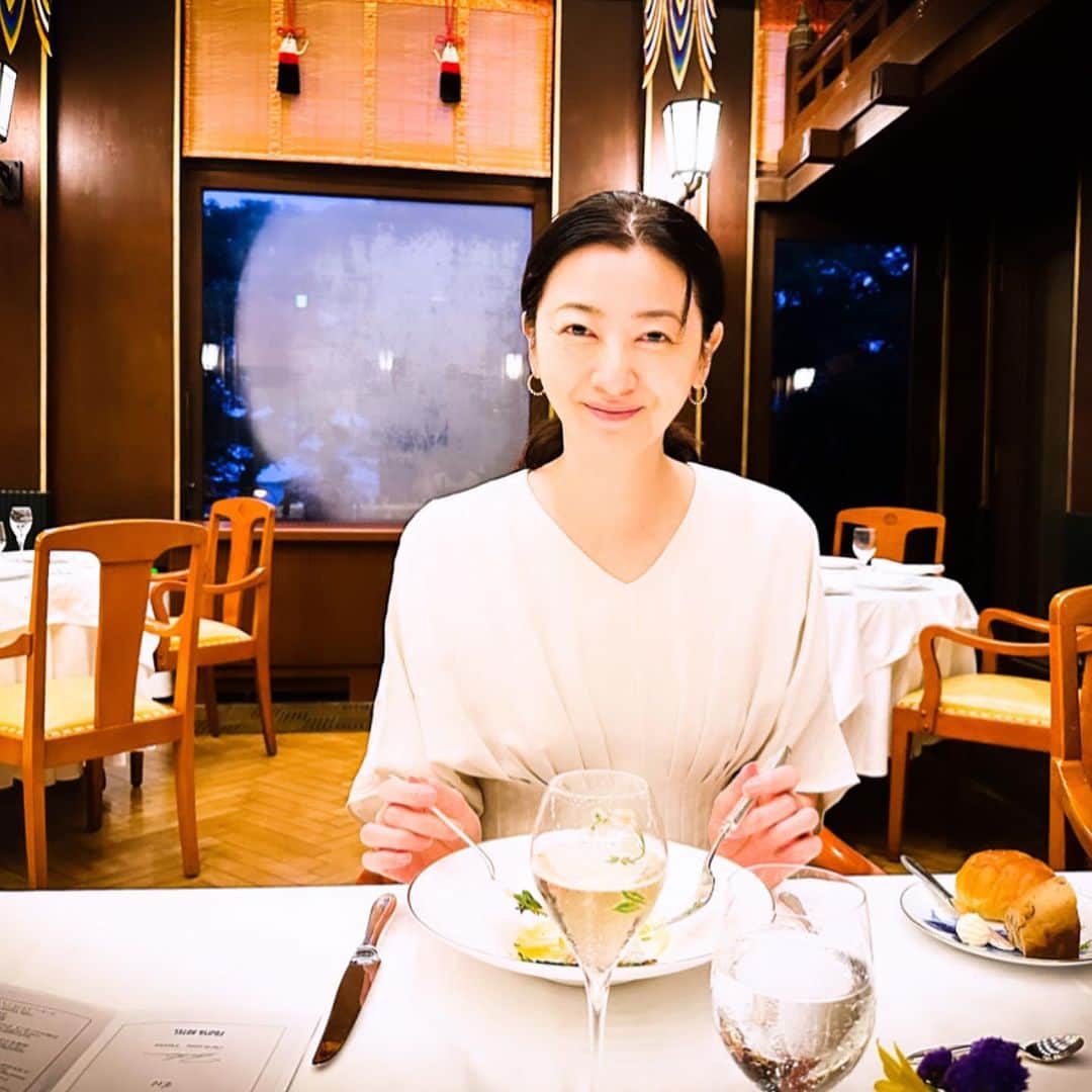 春香さんのインスタグラム写真 - (春香Instagram)「夏休みの続き、箱根へ小旅行。  兼ねてより宿泊したみたかった富士屋ホテルへ家族、親族と滞在。 @fujiya_hotel   到着後はラウンジで美味しい水出しアイスコーヒーを頂き、 のんびり温泉に浸かり、 ディナーはメインダイニング　ザ・フジヤにて、 フレンチのコースを堪能させて頂きました。 夏休みはキッズフレンチ体験も開催されていて、 不慣れな子ども達にも優しい食事タイムとなりました。  向かいに座る息子撮影による記念写真。 この日は、子どもの付き添いで一緒にアスレチックコースを周り、温泉に浸かりスッキリしてからディナーへ。 40代後半のへっぴり腰でのアスレチック姿はお見せ出来るものでもなく、我ながらシュールな感じでした😂 全身の筋肉痛必須です。気になる方はこちら↓ @forestadventure_hakone   翌日の朝食は父の希望で、 離れの旧御用邸菊華荘で日本庭園を眺めながら 美味しい和定食を頂きました。  富士屋ホテルさんのご厚意で、 三島由紀夫が新婚旅行で滞在されたり、ジョンレノンさんが滞在されたという菊の間や館内の博物館を案内していただきました。 さすがに夫は、三島由紀夫全集のどこにホテル滞在について綴られていたかすぐにでてくる記憶ぶり。図らずも専門家の解説付きとなりました😉  フォレストサイドのお部屋も憂いがあり、 この窓枠による風景の切り取りが好き。  歴史のあるホテルの雰囲気はやはり落ち着きます。 広い敷地は、居る場所で感じる景色が違い、 五感を刺激してくれます。  リフレッシュできました😉  #夏休み#箱根#箱根旅行 #富士屋ホテル#家族旅行 #春香#haruka# #箱根温泉 #hakone#hakonejapan #fujiyahotel #japanstyle #miyanosita #shorttrip #familytime #summer2023#親孝行出来ました#家族旅行#子どものいる暮らし #子育てママ #子育て中 #ママファッション #ママライフ #男の子ママ#2人子育て #2人子育て奮闘中」8月13日 9時33分 - haruka__official