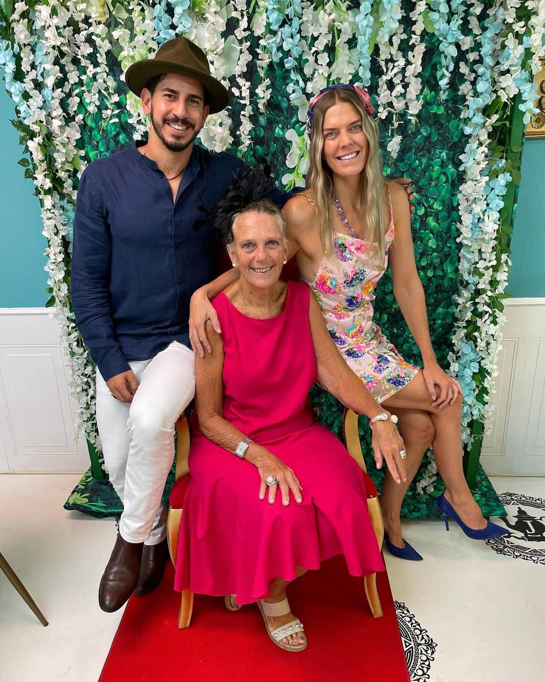ペイジュ・レイリーのインスタグラム：「Tea with my Q-teas   #hightea #pinky #family」