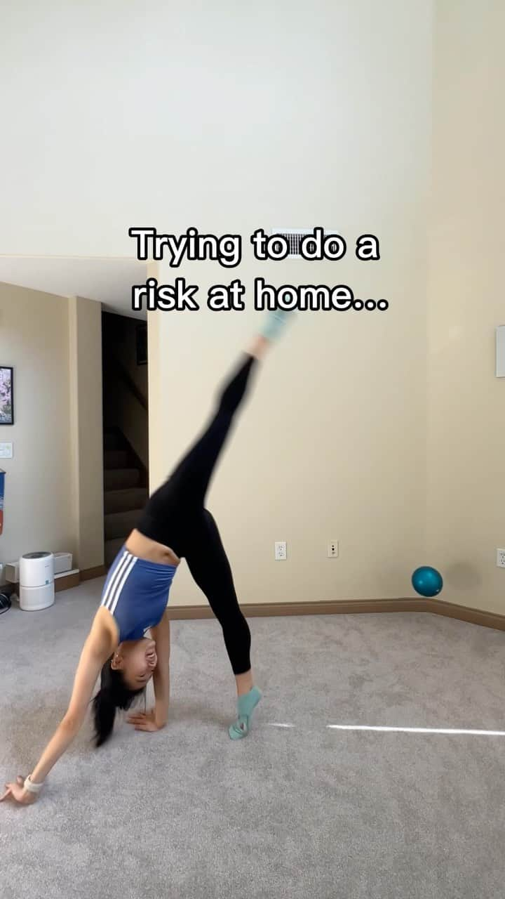 篠原枝令菜のインスタグラム：「LEZGOOOOO RISK! Risks are when the gymnast tosses the equipment and has at least 2 rotations under it and catches 🤩 I did not expect to be able to do it in my apartment!! #rhythmicgymnastics #ball #challenge #risks」