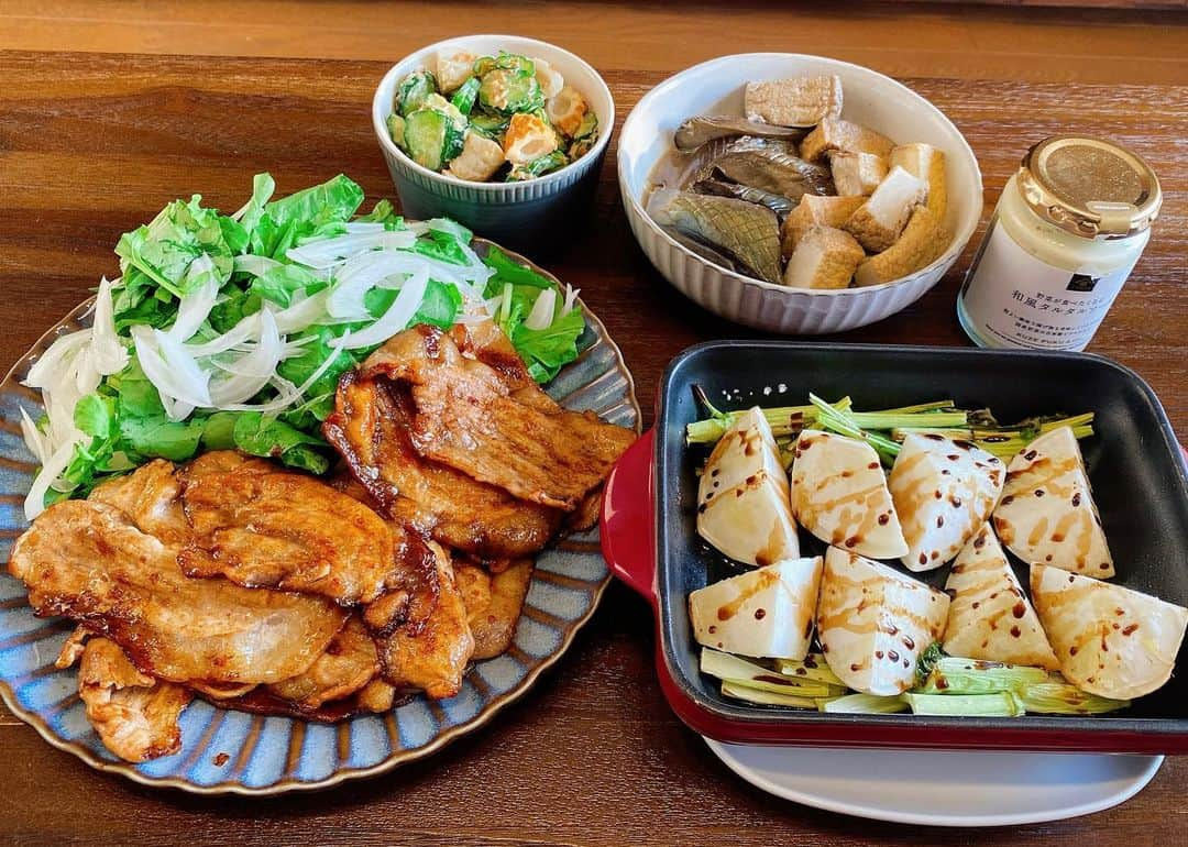 山崎ケイのインスタグラム：「🍚 豚肉の甘辛焼き かぶのグリル なすと厚揚げの煮物 ちくわときゅうりのわさびマヨ和え  🍱ちくわときゅうりのわさびマヨ和え🍱 きゅうりを蛇腹切りして塩揉みしてから水分をしぼったものと、乱切りしたちくわを、マヨネーズとわさびと醤油と鰹節で和えました🙋‍♀️  #献立」