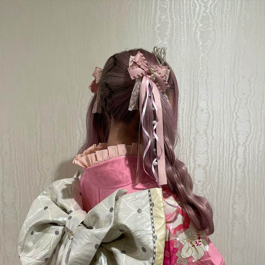 TAKAZENさんのインスタグラム写真 - (TAKAZENInstagram)「可愛すぎる史上最強にラブリーなキュートヘアアレンジ5選🎀💞  ピンクや白色のお振袖にぴったりの アイドル級に可愛すぎるヘアアレンジです💕💕  髪飾りも店頭にて販売しております👑  ご来店のご予約DMからでも🆗です！  ・－・－・－・－・－・－・－・－・－・ TAKAZEN梅田本店 ☎︎ 0120-399-711  #takazen#タカゼン #furisodedoll #フリソデドール #成人式#卒業式 #振袖#袴 #前撮り#成人式前撮り #袴前撮り #ヘアアレンジ#ヘアメイク #ヘアセット #振袖レンタル断トツNO1 #成人式振袖断トツNO1 #振袖レンタル大阪 #大阪振袖レンタル #振袖レンタル #成人式ヘア #振袖ヘア #振袖ヘアアレンジ #振袖髪型 #振袖コーデ #ハタチ #卒業式ヘア  #大阪梅田振袖 #梅田振袖 #ヘアアレンジ #地雷系女子」8月13日 20時00分 - takazen_umeda