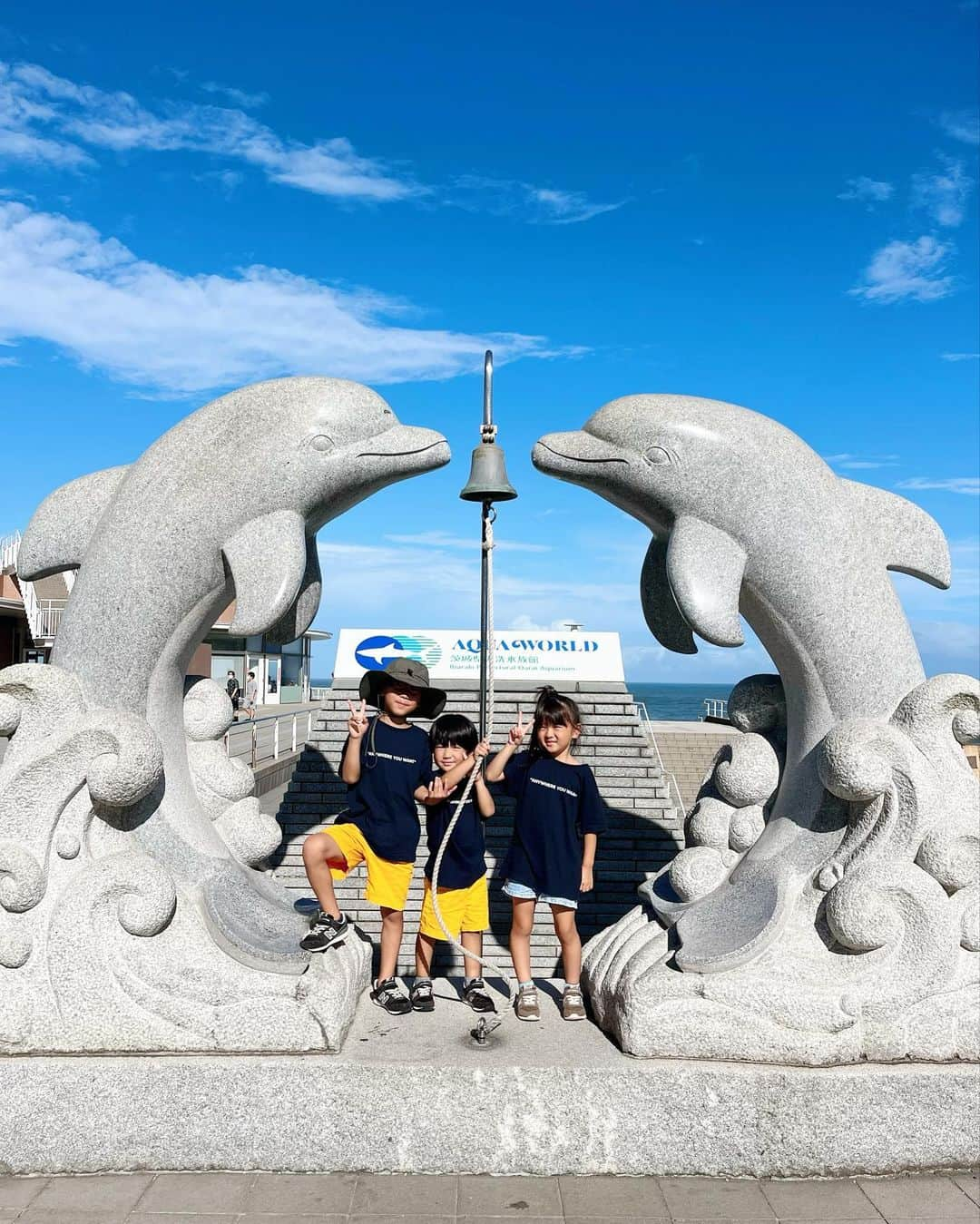 菊地あやかさんのインスタグラム写真 - (菊地あやかInstagram)「. . 大洗水族館🐟🪸🫧🤍  ˗ˏˋ 日本でもトップクラスの大型水族館　ˎˊ˗  こどもたちが大好きなお魚𓂃꙳⋆ よく釣りしに行くから3人揃って この魚は〜あの魚は〜って名前言ってて感心。 沢山お魚がいるから見ててほんと楽しい𓆡 ⋆  でも結局アザラシが1番可愛かったああ！！ 癒された可愛い飼いたい🦭💕( )  #大洗水族館#アクアワールド大洗#茨城県 #水族館#夏休み#お盆#3兄弟#男の子ママ #女の子ママ#年子ママ#8歳#6歳#4歳」8月13日 10時06分 - ayaka_official06