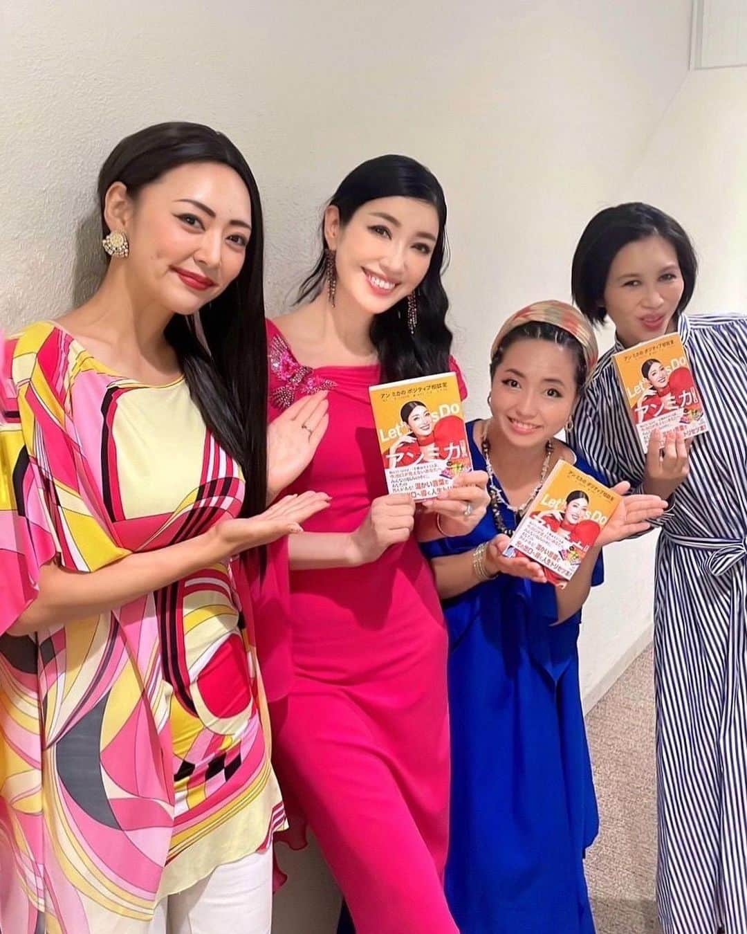 ミラクルひかるのインスタグラム：「let'do  #アンミカ力　！！　📕 　　いただきました。 拝読しました。　絶対影響されます私w 　ファンデーションの塗り方一つにしても、まだまだ答えが見つからない　なう な私。 　豊かなtheyの知識　欲しております✨  ＰＳ.最近、ステージ用メイクは瞼黒塗り🐦‍⬛ 　　の安心感から抜けられません。要注意🐛なんらかのＳＯＳサインの可能性あり！」