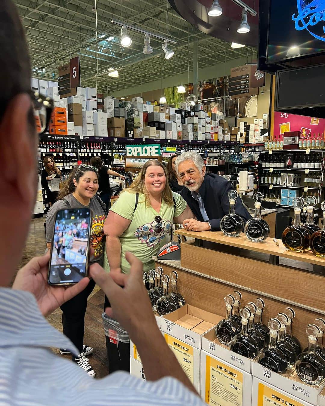 ジョー・マンテーニャさんのインスタグラム写真 - (ジョー・マンテーニャInstagram)「Had a wonderful day today in Las Vegas connecting with fans and talking tequila. I’ll be at two more stores tomorrow, Sunday, August 13. @totalwine @senorriotequila」8月13日 10時04分 - joemantegna