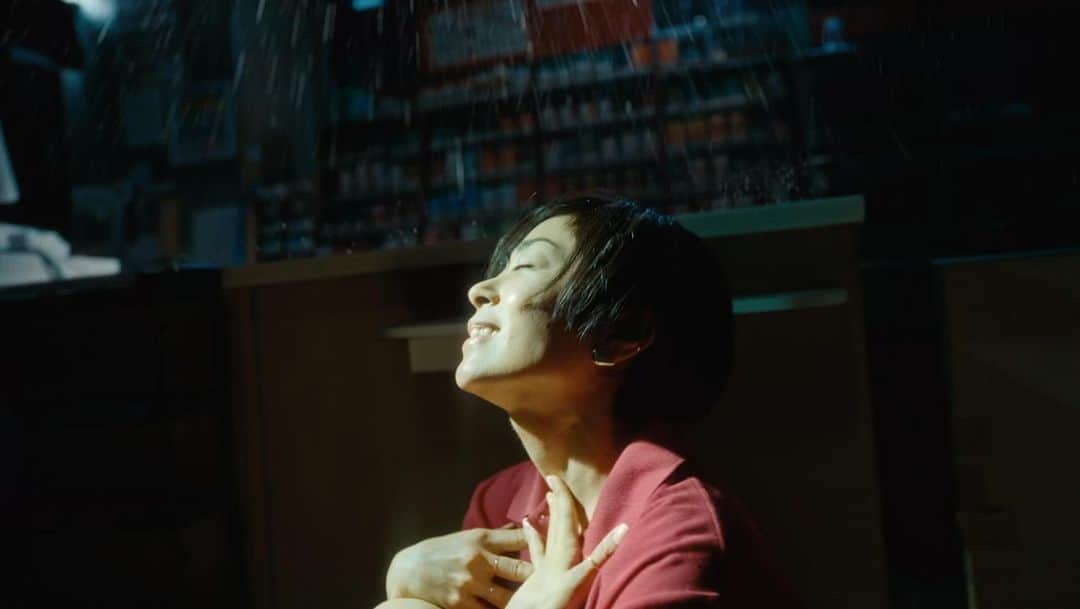 宇多田ヒカルのインスタグラム：「「Gold 〜また逢う日まで〜」のMV出来上がりました〜！監督は山田智和さん @tomoymd  新宿の夜道を彷徨ったり、クレーンから中々の高さまで吊し上げられたり、コンビニで働いたり、いろいろアドベンチャーで真夏の夜の夢のような撮影だった😳 YouTubeでチェックしてみて🤗  The video for “Gold -Mata Au Hi Made-“ is up on Youtube🥳 Dancing in the late night streets of Shinjuku, performing high up in the air hung by a crane, acting in the role of a Convenience store clerk… it was all like a mid-summer night’s dream🕺🏻🧚‍♀️🧹✨」