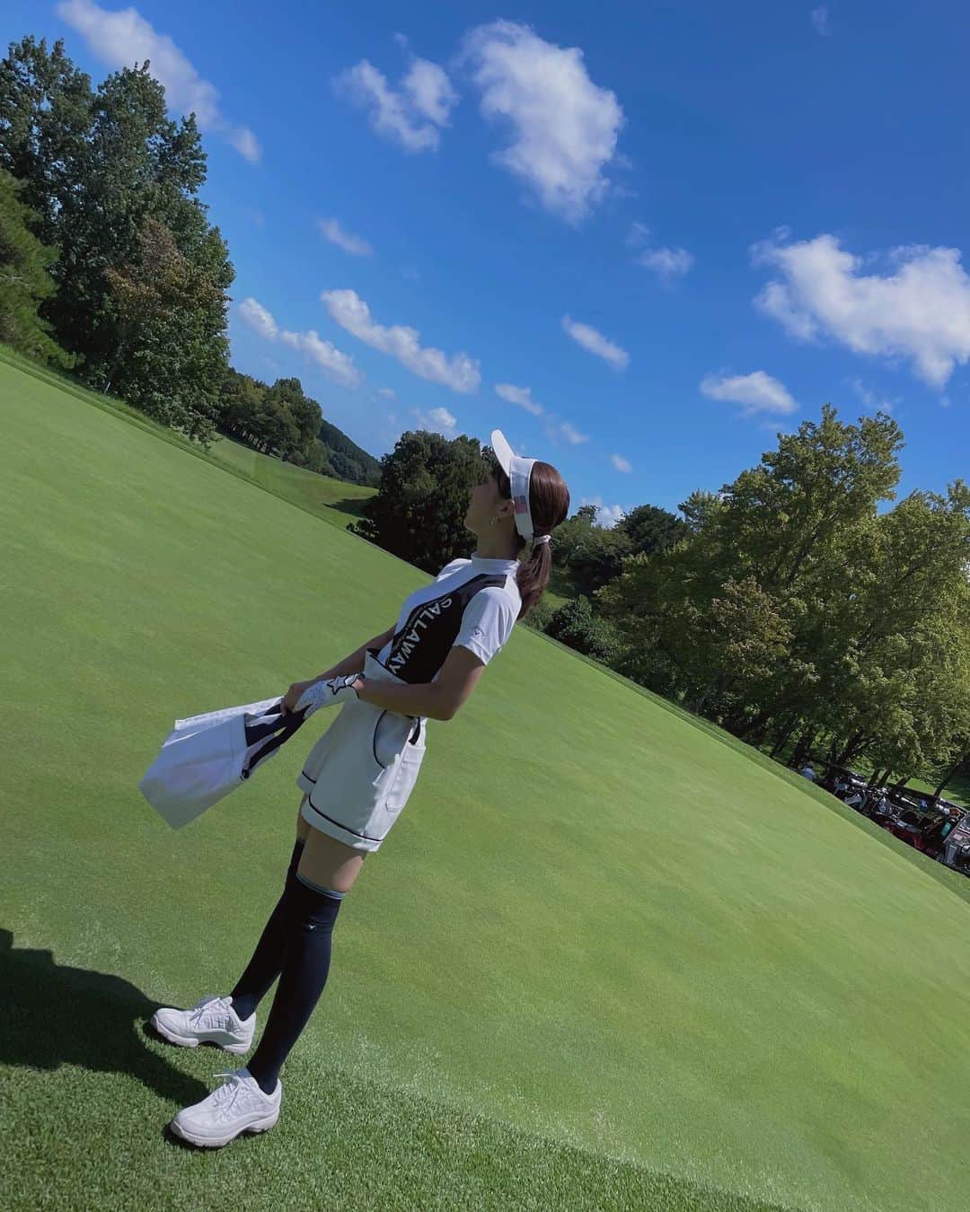 吉川まあこのインスタグラム：「✴︎ ‎𓊆⛳️°🏌️‍♀️𓊇  へたっぴでも楽しいでしかない日だった*°  上達したらもっとおもしろいんだろうなぁ🤤  練習がんばろう  誕生日にもらった水筒が水分補給のたび気分あげ♡ @prada   #golf#golfswing  #ゴルフ#ゴルフ女子  #ゴルフウェア  #夏休み」