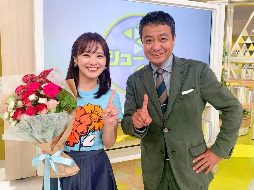 河出奈都美さんのインスタグラム写真 - (河出奈都美Instagram)「. シューイチのOA後、 誕生日をお祝いしていただきました🥲  テレビモンスターだけど お父さんのように優しいヒデさんと、 頼りになる姉のような先輩お二人☺️✨  そして毎年、お花をいただくときは チャリTシャツを来ている私です。 今年はTシャツのデザインもお花だから映えますね☺️🌼  まじっすかなど最近行ったロケのOAが ちょこちょこ控えているので、引き続きお楽しみに！  #シューイチ #お父さん #中山秀征 #シューイチ3姉妹 #徳島えりか #佐藤梨那 #河出奈都美  #birthday #花束 #飾るのが楽しみ #チャリTシャツ #24時間テレビ #24時間テレビ46 #日本テレビ #アナウンサー」8月13日 15時35分 - kawade_natsumi